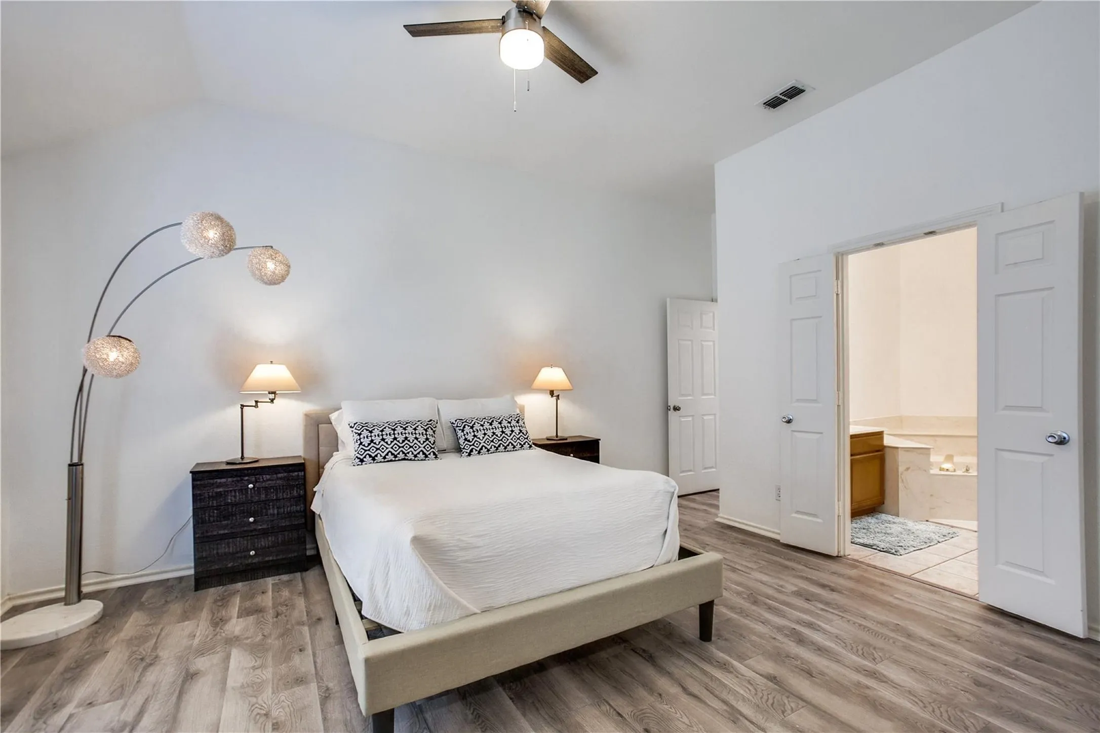 Single Family Residence For Rent in Denton County , 3306 Ashleaf Drive, Carrollton, Texas 75007, 4 Bedroom, 2 Bathroom, 2 Garage spaces, 2,019 Sqft, built in 1991, mls#21229982, Real Estate Agent in Carrollton, Homes For Rent in Denton county, Homes For Rent in Carrollton, Realtor in Carrollton Texas, Real Estate Brokerage Independent Realty Texas, Luminita Cordes Realtor