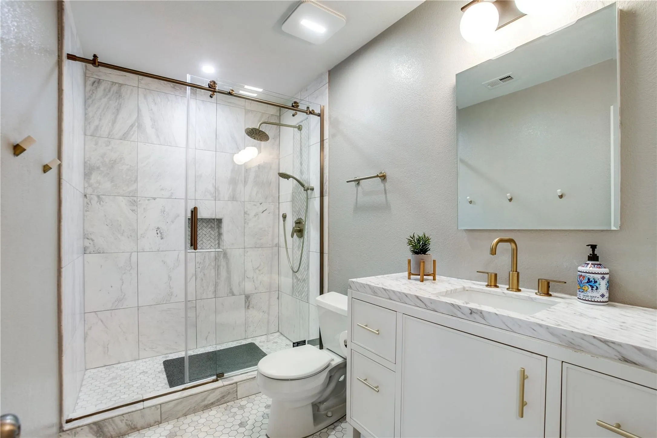 Single Family Residence For Rent in Denton County , 3306 Ashleaf Drive, Carrollton, Texas 75007, 4 Bedroom, 2 Bathroom, 2 Garage spaces, 2,019 Sqft, built in 1991, mls#21229982, Real Estate Agent in Carrollton, Homes For Rent in Denton county, Homes For Rent in Carrollton, Realtor in Carrollton Texas, Real Estate Brokerage Independent Realty Texas, Luminita Cordes Realtor