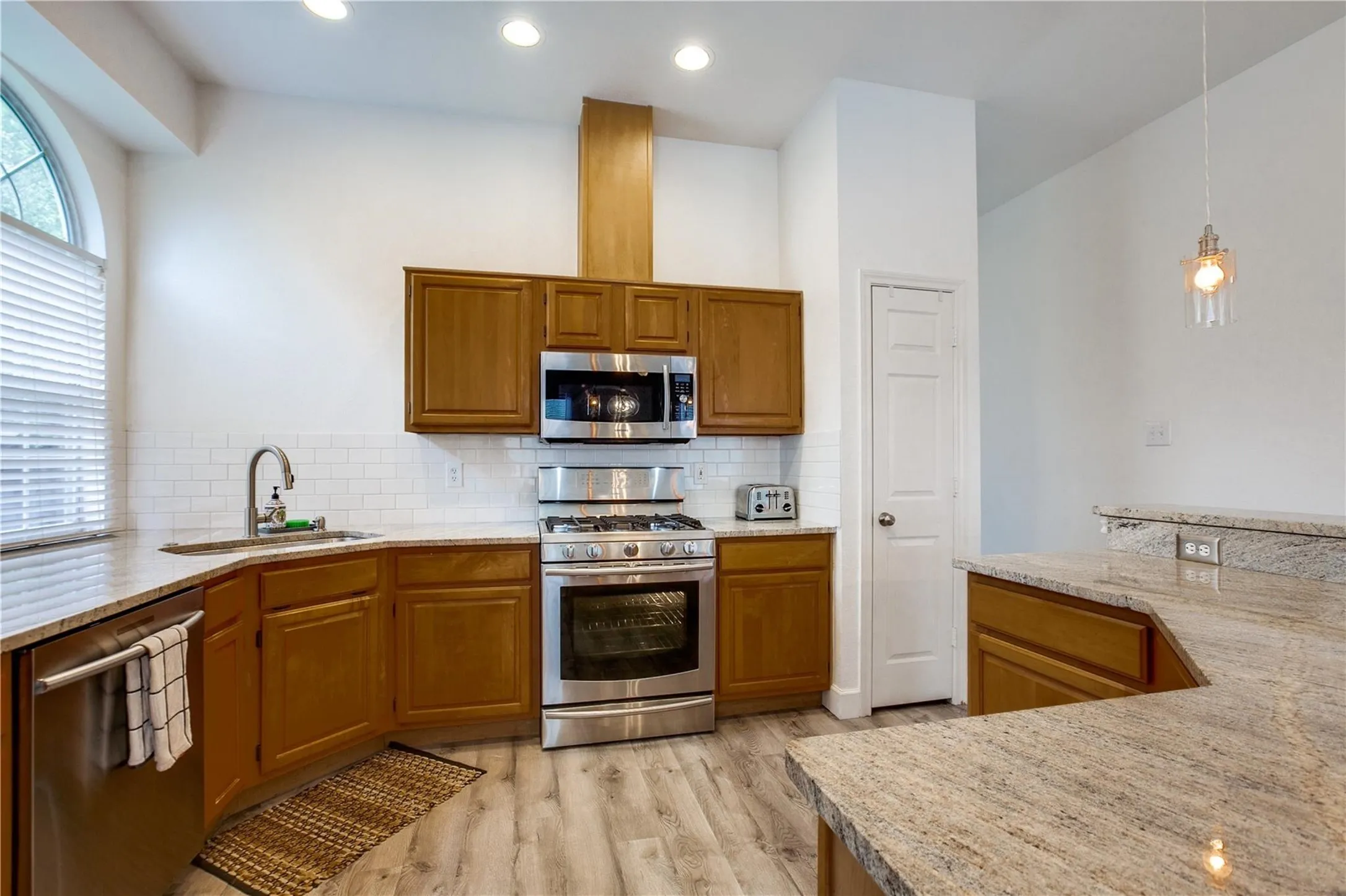 Single Family Residence For Rent in Denton County , 3306 Ashleaf Drive, Carrollton, Texas 75007, 4 Bedroom, 2 Bathroom, 2 Garage spaces, 2,019 Sqft, built in 1991, mls#21229982, Real Estate Agent in Carrollton, Homes For Rent in Denton county, Homes For Rent in Carrollton, Realtor in Carrollton Texas, Real Estate Brokerage Independent Realty Texas, Luminita Cordes Realtor