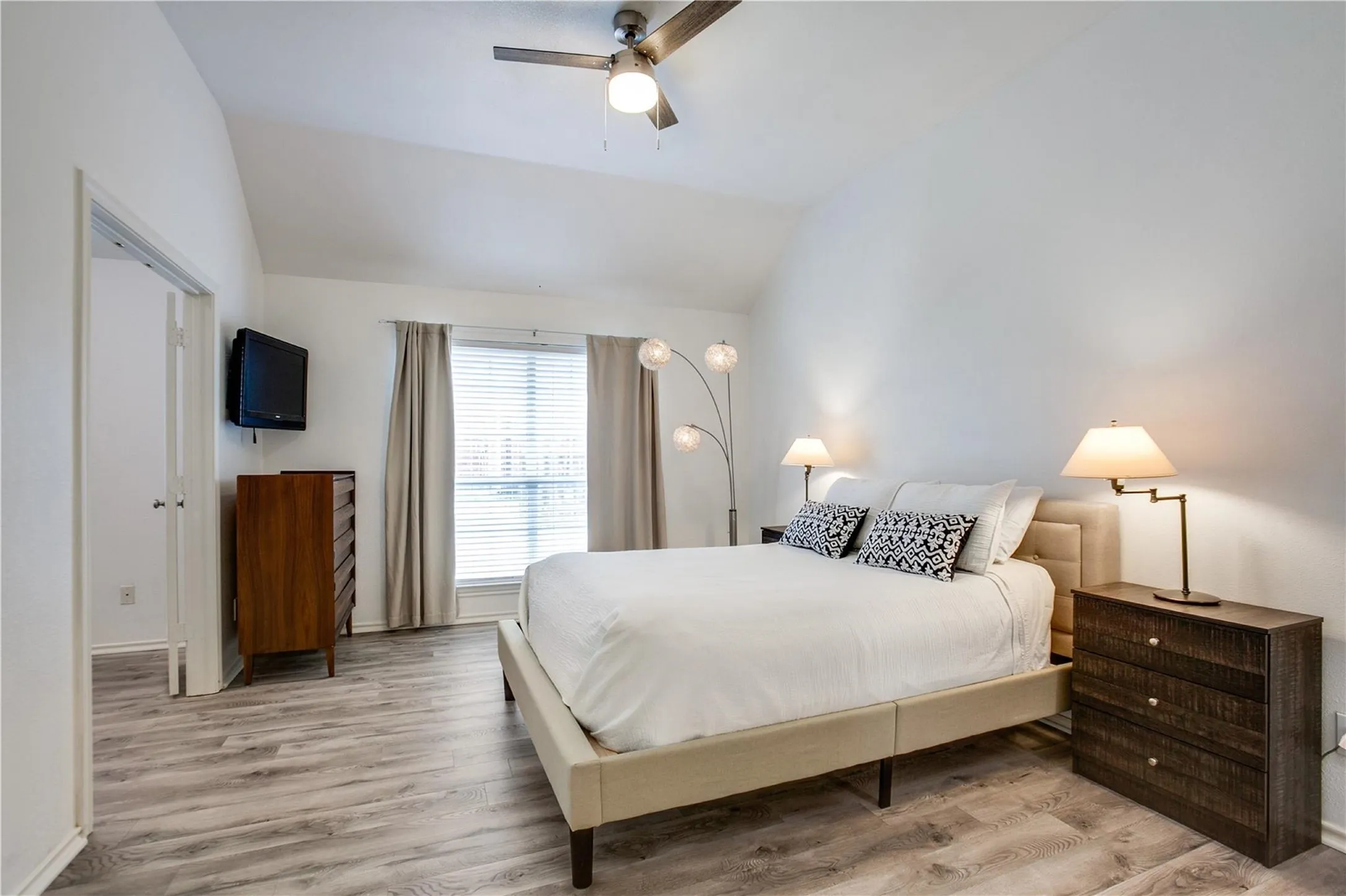 Single Family Residence For Rent in Denton County , 3306 Ashleaf Drive, Carrollton, Texas 75007, 4 Bedroom, 2 Bathroom, 2 Garage spaces, 2,019 Sqft, built in 1991, mls#21229982, Real Estate Agent in Carrollton, Homes For Rent in Denton county, Homes For Rent in Carrollton, Realtor in Carrollton Texas, Real Estate Brokerage Independent Realty Texas, Luminita Cordes Realtor