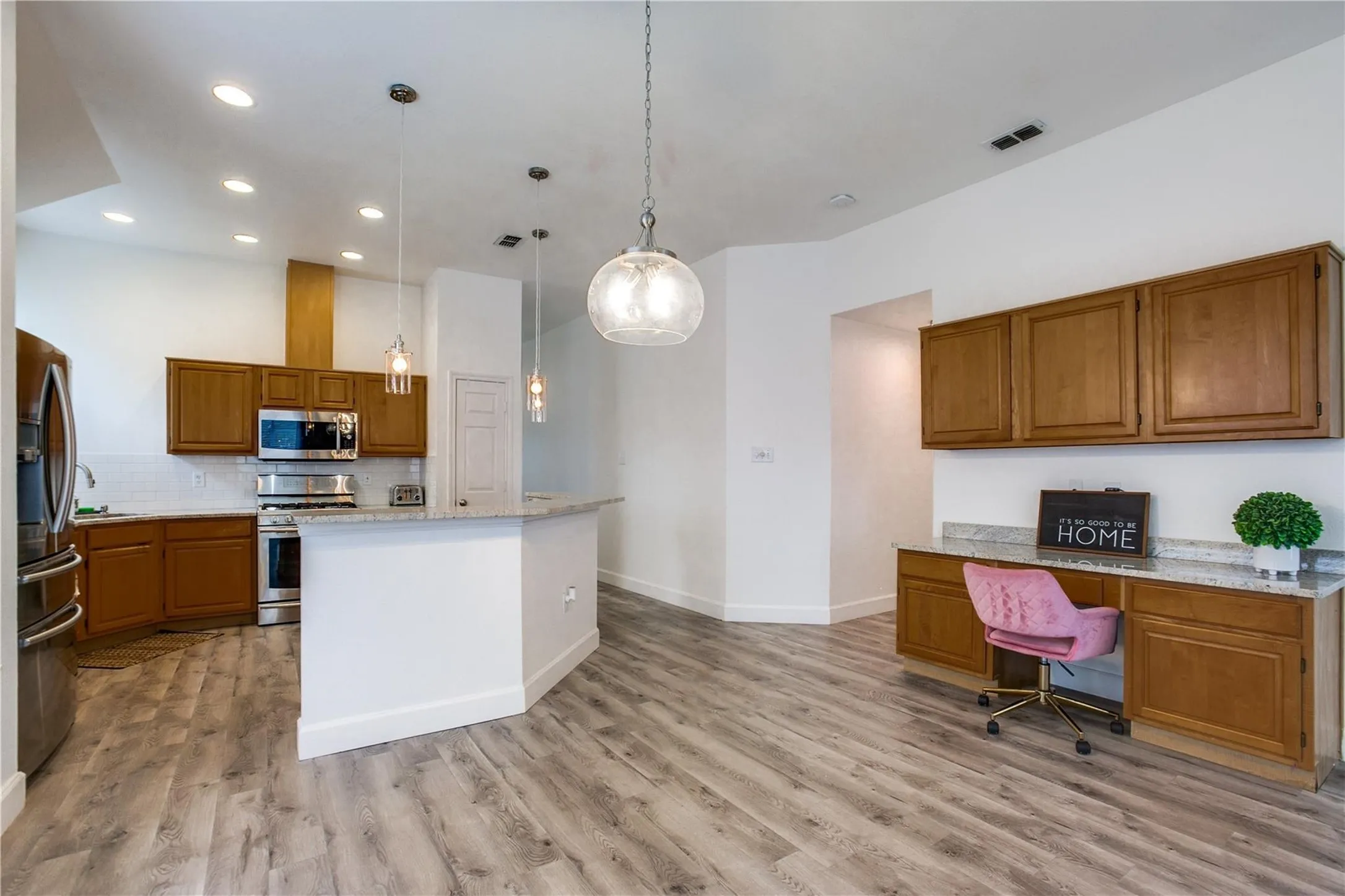 Single Family Residence For Rent in Denton County , 3306 Ashleaf Drive, Carrollton, Texas 75007, 4 Bedroom, 2 Bathroom, 2 Garage spaces, 2,019 Sqft, built in 1991, mls#21229982, Real Estate Agent in Carrollton, Homes For Rent in Denton county, Homes For Rent in Carrollton, Realtor in Carrollton Texas, Real Estate Brokerage Independent Realty Texas, Luminita Cordes Realtor