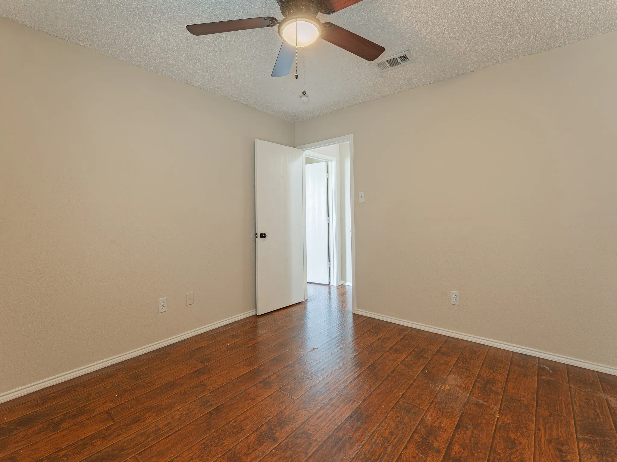 Single Family Residence For Rent in Tarrant County , 5807 Rock Meadow Trail, Arlington, Texas 76017, 3 Bedroom, 2 Bathroom, 2 Garage spaces, 2,020 Sqft, built in 1998, mls#21229999, Real Estate Agent in Arlington, Homes For Rent in Tarrant county, Homes For Rent in Arlington, Realtor in Arlington Texas, Real Estate Brokerage Independent Realty Texas, Luminita Cordes Realtor