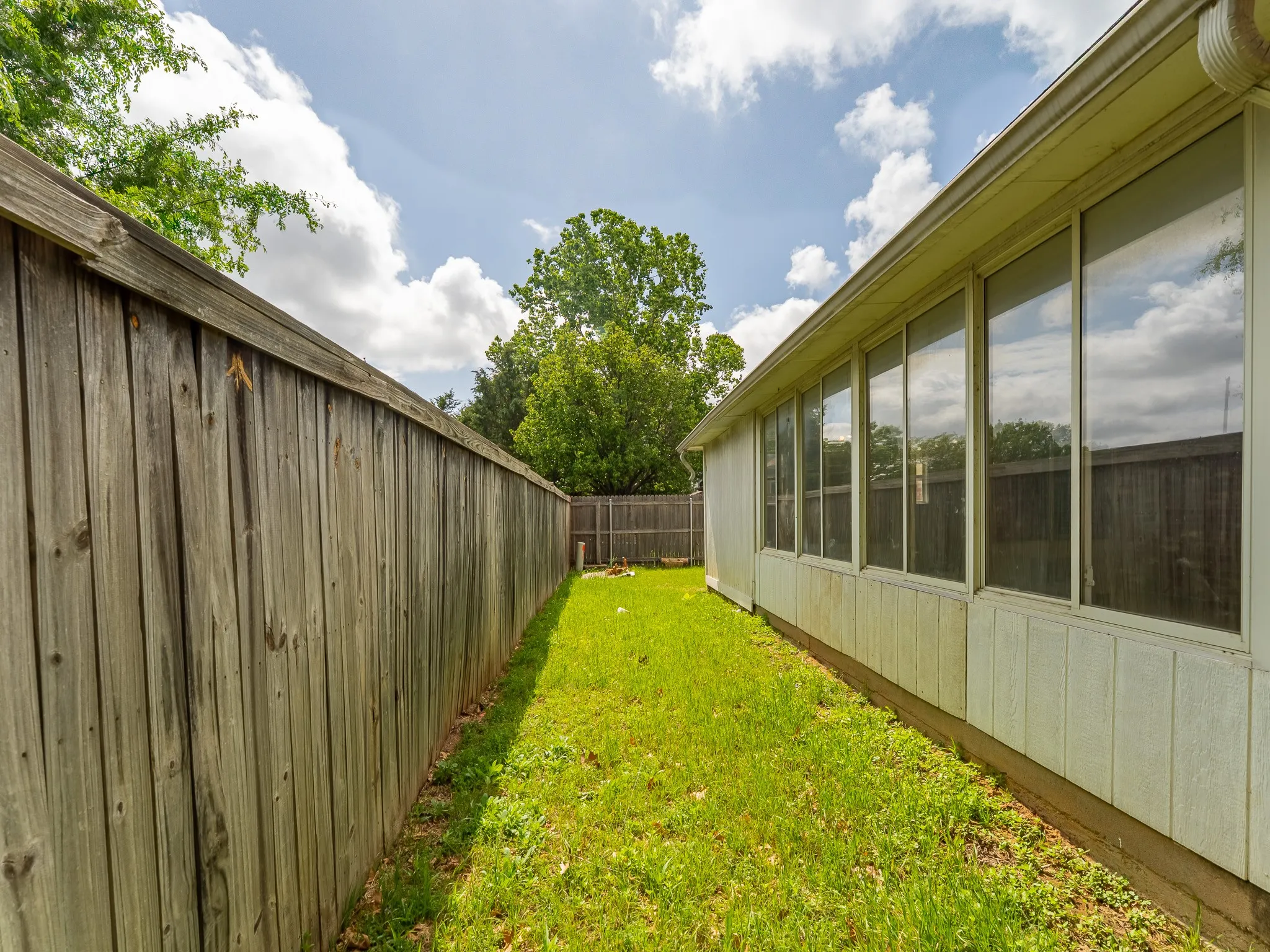Single Family Residence For Rent in Tarrant County , 5807 Rock Meadow Trail, Arlington, Texas 76017, 3 Bedroom, 2 Bathroom, 2 Garage spaces, 2,020 Sqft, built in 1998, mls#21229999, Real Estate Agent in Arlington, Homes For Rent in Tarrant county, Homes For Rent in Arlington, Realtor in Arlington Texas, Real Estate Brokerage Independent Realty Texas, Luminita Cordes Realtor