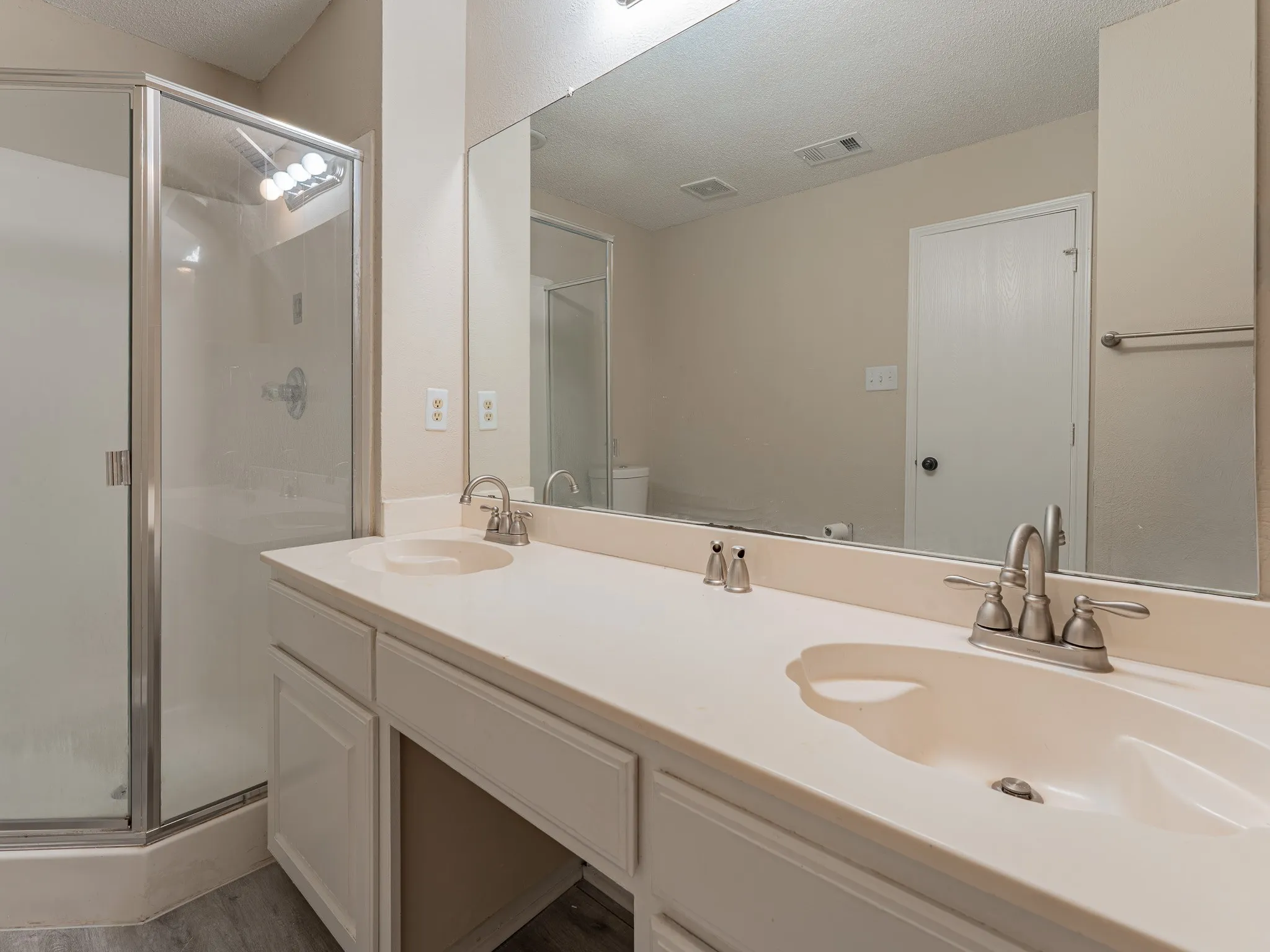 Single Family Residence For Rent in Tarrant County , 5807 Rock Meadow Trail, Arlington, Texas 76017, 3 Bedroom, 2 Bathroom, 2 Garage spaces, 2,020 Sqft, built in 1998, mls#21229999, Real Estate Agent in Arlington, Homes For Rent in Tarrant county, Homes For Rent in Arlington, Realtor in Arlington Texas, Real Estate Brokerage Independent Realty Texas, Luminita Cordes Realtor