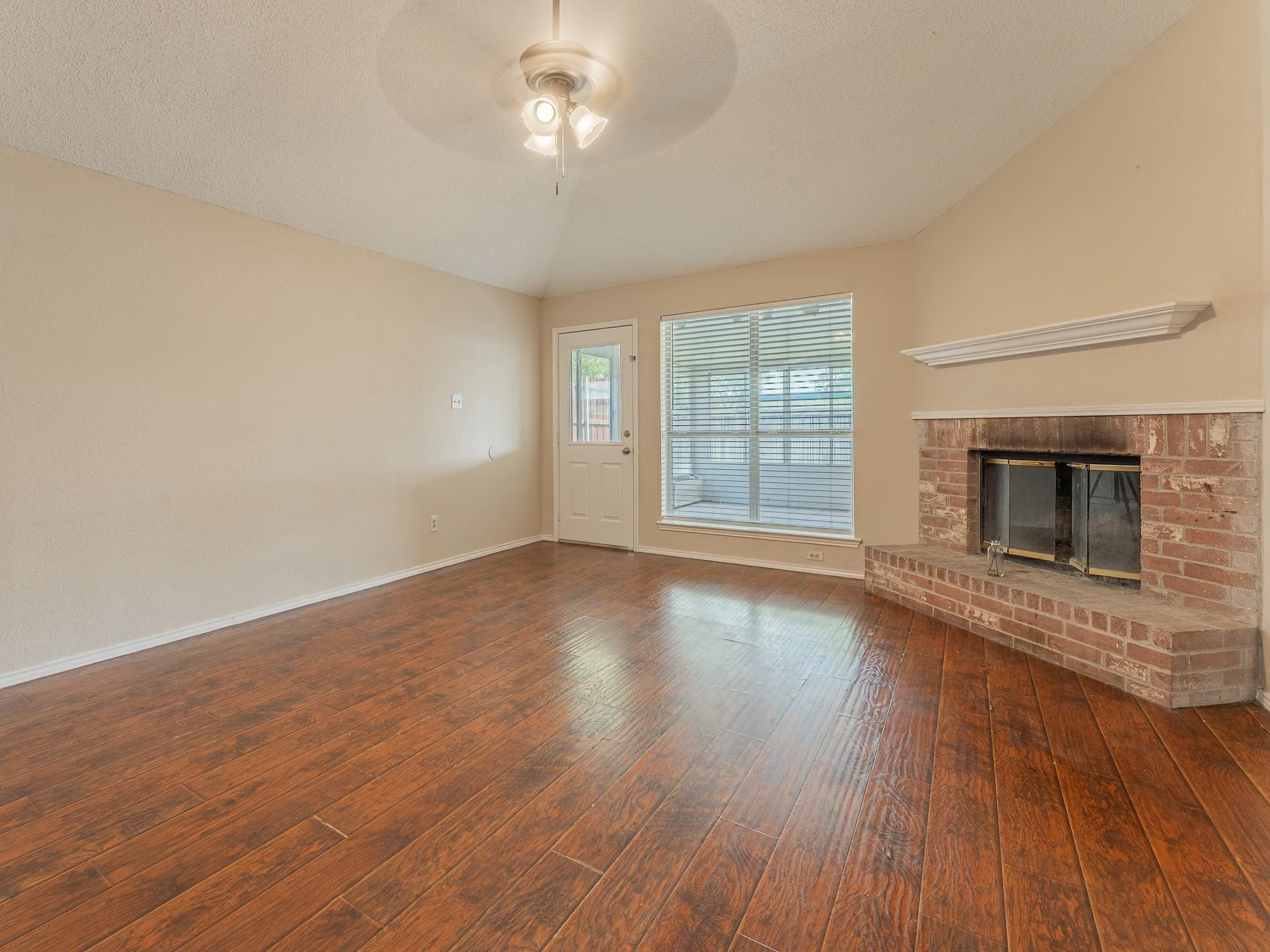 Single Family Residence For Rent in Tarrant County , 5807 Rock Meadow Trail, Arlington, Texas 76017, 3 Bedroom, 2 Bathroom, 2 Garage spaces, 2,020 Sqft, built in 1998, mls#21229999, Real Estate Agent in Arlington, Homes For Rent in Tarrant county, Homes For Rent in Arlington, Realtor in Arlington Texas, Real Estate Brokerage Independent Realty Texas, Luminita Cordes Realtor