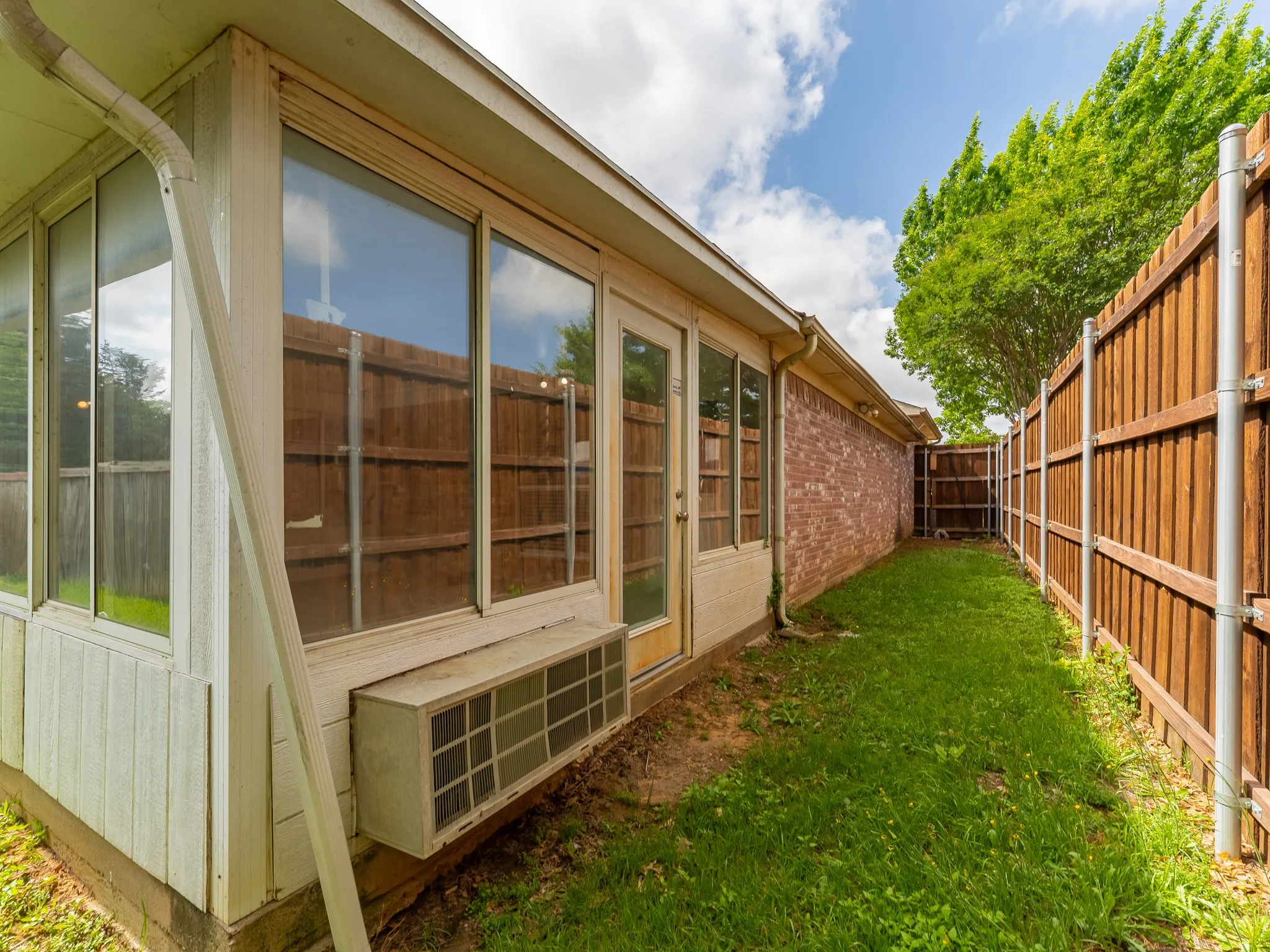 Single Family Residence For Rent in Tarrant County , 5807 Rock Meadow Trail, Arlington, Texas 76017, 3 Bedroom, 2 Bathroom, 2 Garage spaces, 2,020 Sqft, built in 1998, mls#21229999, Real Estate Agent in Arlington, Homes For Rent in Tarrant county, Homes For Rent in Arlington, Realtor in Arlington Texas, Real Estate Brokerage Independent Realty Texas, Luminita Cordes Realtor