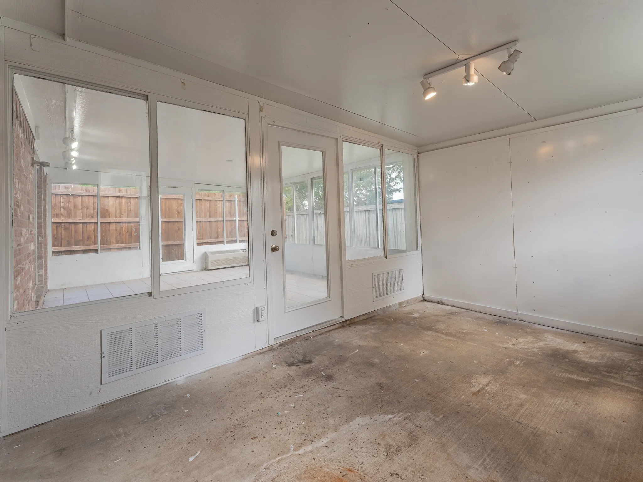 Single Family Residence For Rent in Tarrant County , 5807 Rock Meadow Trail, Arlington, Texas 76017, 3 Bedroom, 2 Bathroom, 2 Garage spaces, 2,020 Sqft, built in 1998, mls#21229999, Real Estate Agent in Arlington, Homes For Rent in Tarrant county, Homes For Rent in Arlington, Realtor in Arlington Texas, Real Estate Brokerage Independent Realty Texas, Luminita Cordes Realtor