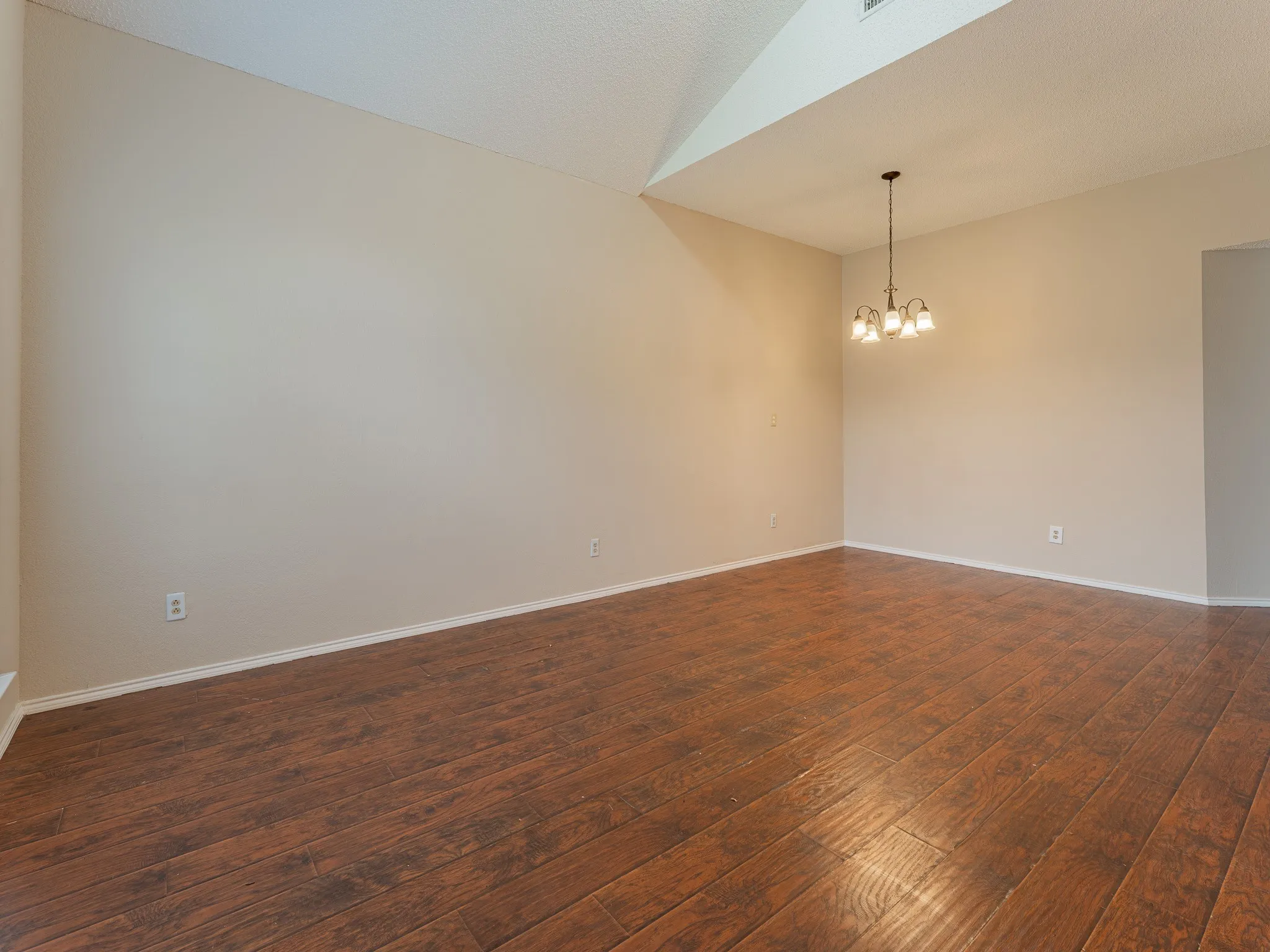 Single Family Residence For Rent in Tarrant County , 5807 Rock Meadow Trail, Arlington, Texas 76017, 3 Bedroom, 2 Bathroom, 2 Garage spaces, 2,020 Sqft, built in 1998, mls#21229999, Real Estate Agent in Arlington, Homes For Rent in Tarrant county, Homes For Rent in Arlington, Realtor in Arlington Texas, Real Estate Brokerage Independent Realty Texas, Luminita Cordes Realtor
