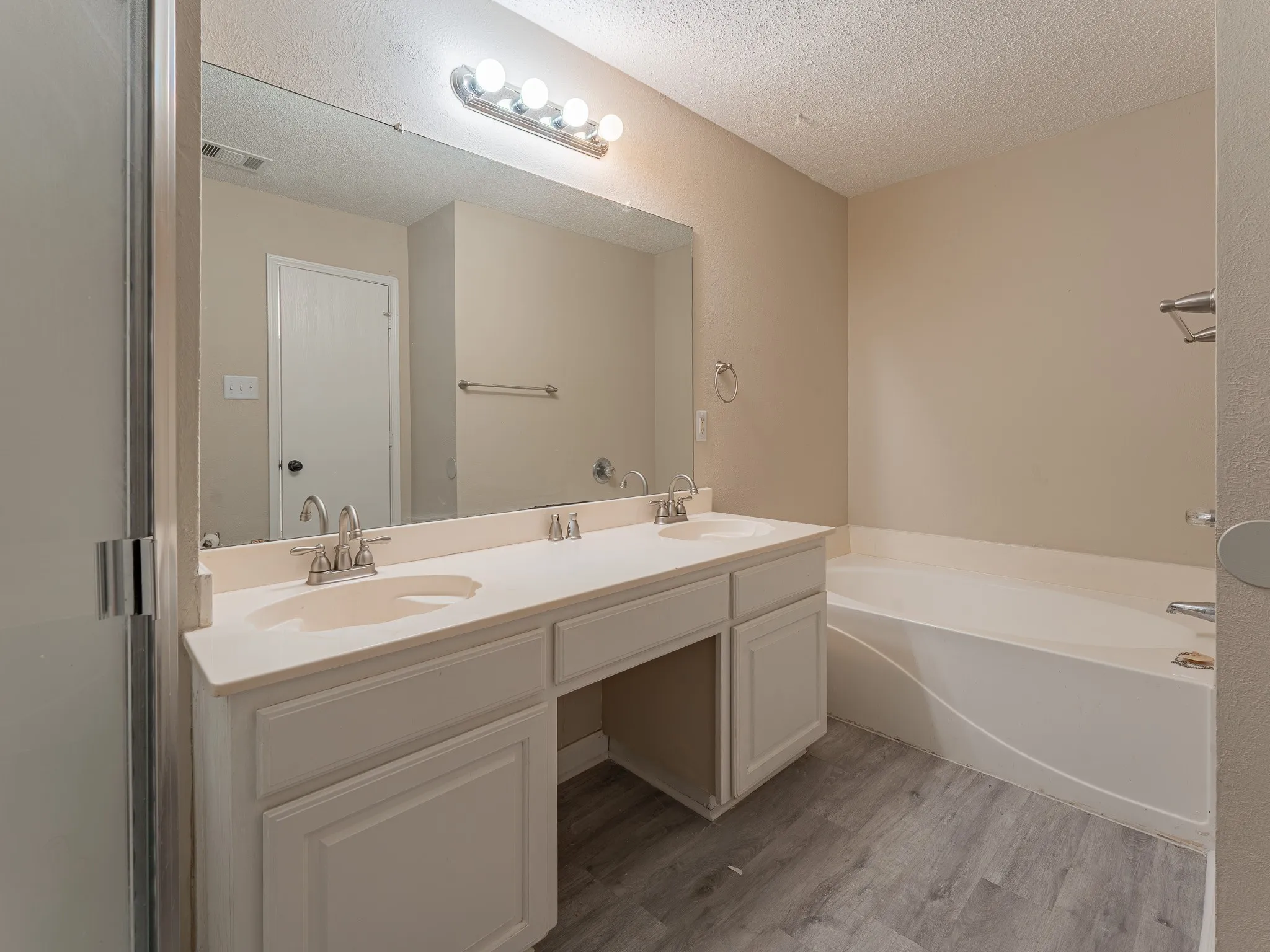 Single Family Residence For Rent in Tarrant County , 5807 Rock Meadow Trail, Arlington, Texas 76017, 3 Bedroom, 2 Bathroom, 2 Garage spaces, 2,020 Sqft, built in 1998, mls#21229999, Real Estate Agent in Arlington, Homes For Rent in Tarrant county, Homes For Rent in Arlington, Realtor in Arlington Texas, Real Estate Brokerage Independent Realty Texas, Luminita Cordes Realtor