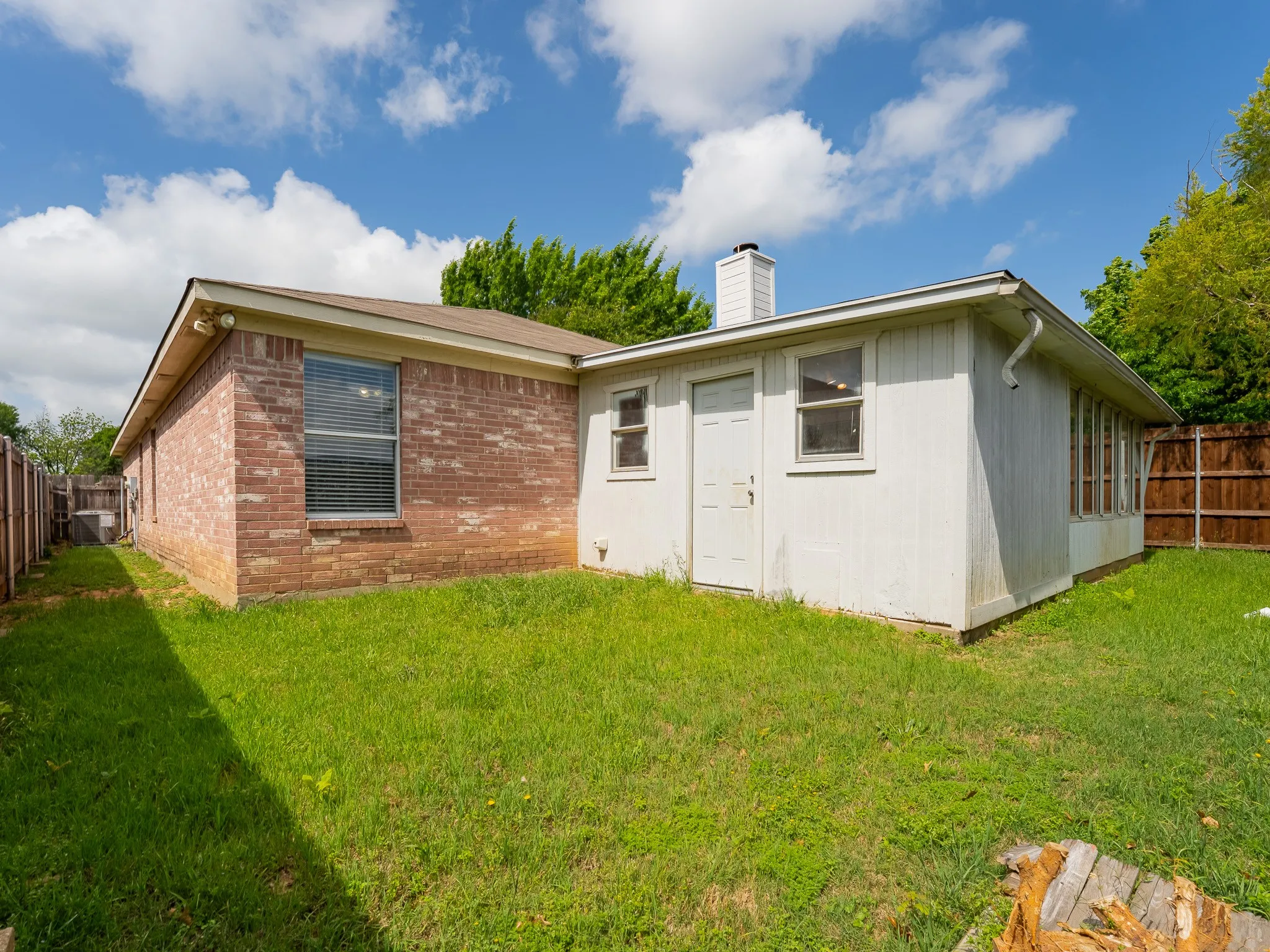 Single Family Residence For Rent in Tarrant County , 5807 Rock Meadow Trail, Arlington, Texas 76017, 3 Bedroom, 2 Bathroom, 2 Garage spaces, 2,020 Sqft, built in 1998, mls#21229999, Real Estate Agent in Arlington, Homes For Rent in Tarrant county, Homes For Rent in Arlington, Realtor in Arlington Texas, Real Estate Brokerage Independent Realty Texas, Luminita Cordes Realtor