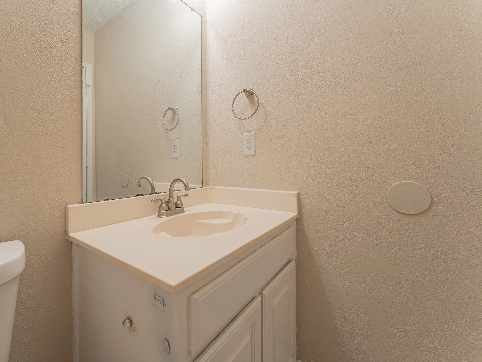 Single Family Residence For Rent in Tarrant County , 5807 Rock Meadow Trail, Arlington, Texas 76017, 3 Bedroom, 2 Bathroom, 2 Garage spaces, 2,020 Sqft, built in 1998, mls#21229999, Real Estate Agent in Arlington, Homes For Rent in Tarrant county, Homes For Rent in Arlington, Realtor in Arlington Texas, Real Estate Brokerage Independent Realty Texas, Luminita Cordes Realtor