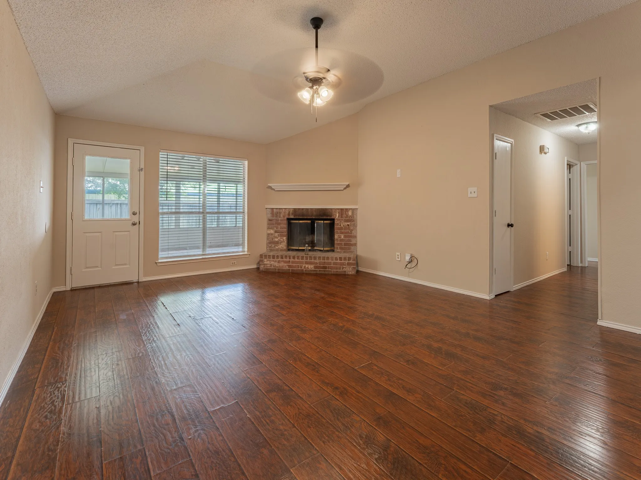Single Family Residence For Rent in Tarrant County , 5807 Rock Meadow Trail, Arlington, Texas 76017, 3 Bedroom, 2 Bathroom, 2 Garage spaces, 2,020 Sqft, built in 1998, mls#21229999, Real Estate Agent in Arlington, Homes For Rent in Tarrant county, Homes For Rent in Arlington, Realtor in Arlington Texas, Real Estate Brokerage Independent Realty Texas, Luminita Cordes Realtor