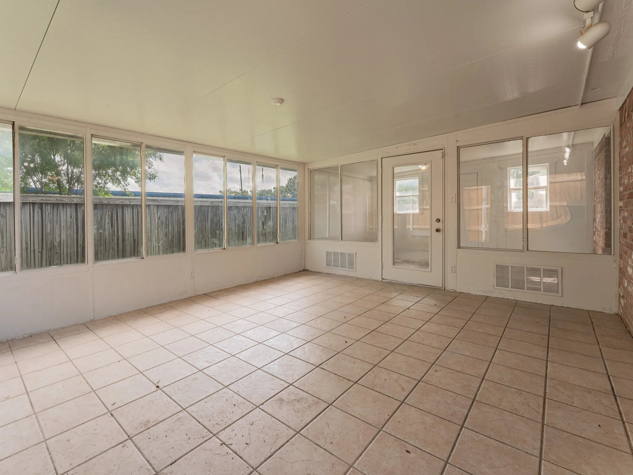 Single Family Residence For Rent in Tarrant County , 5807 Rock Meadow Trail, Arlington, Texas 76017, 3 Bedroom, 2 Bathroom, 2 Garage spaces, 2,020 Sqft, built in 1998, mls#21229999, Real Estate Agent in Arlington, Homes For Rent in Tarrant county, Homes For Rent in Arlington, Realtor in Arlington Texas, Real Estate Brokerage Independent Realty Texas, Luminita Cordes Realtor