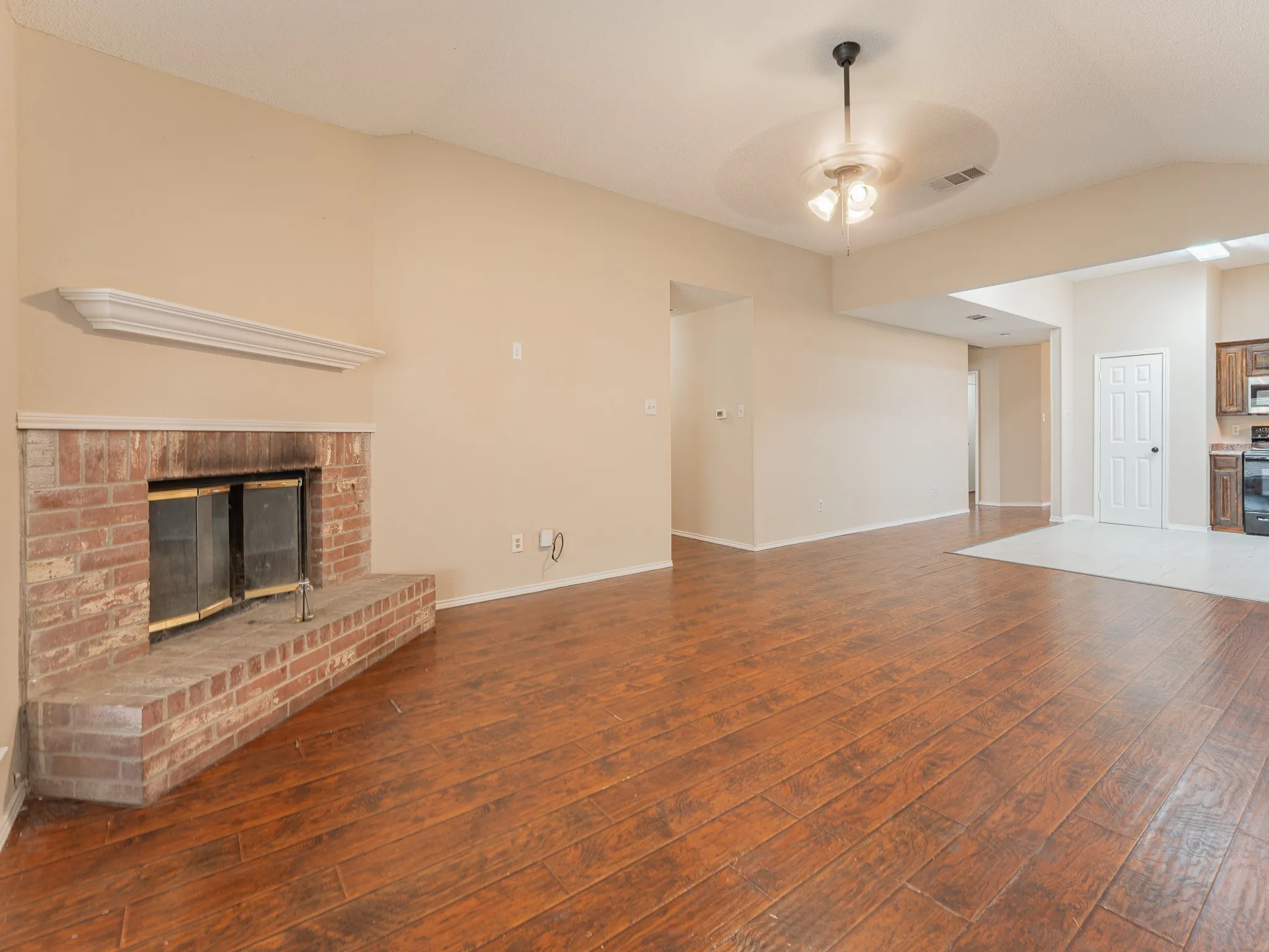 Single Family Residence For Rent in Tarrant County , 5807 Rock Meadow Trail, Arlington, Texas 76017, 3 Bedroom, 2 Bathroom, 2 Garage spaces, 2,020 Sqft, built in 1998, mls#21229999, Real Estate Agent in Arlington, Homes For Rent in Tarrant county, Homes For Rent in Arlington, Realtor in Arlington Texas, Real Estate Brokerage Independent Realty Texas, Luminita Cordes Realtor
