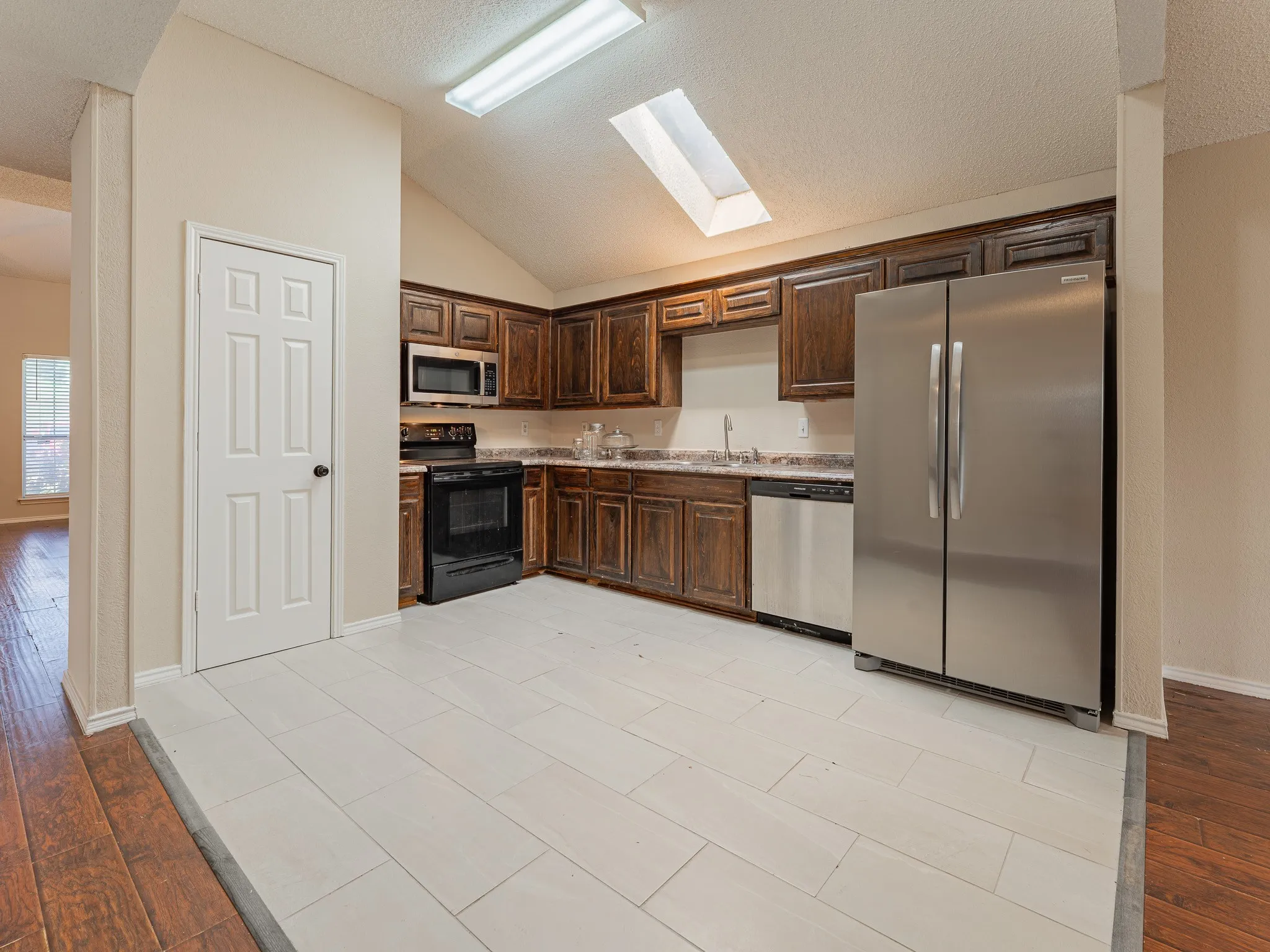 Single Family Residence For Rent in Tarrant County , 5807 Rock Meadow Trail, Arlington, Texas 76017, 3 Bedroom, 2 Bathroom, 2 Garage spaces, 2,020 Sqft, built in 1998, mls#21229999, Real Estate Agent in Arlington, Homes For Rent in Tarrant county, Homes For Rent in Arlington, Realtor in Arlington Texas, Real Estate Brokerage Independent Realty Texas, Luminita Cordes Realtor