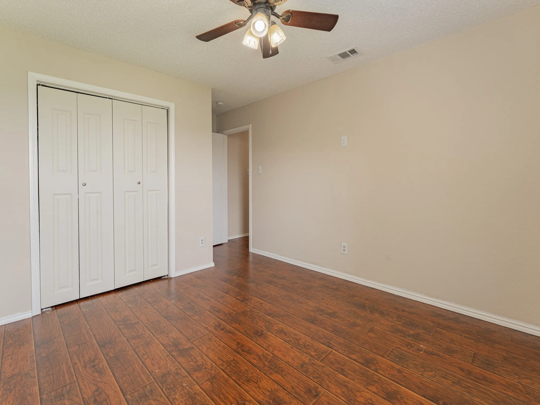 Single Family Residence For Rent in Tarrant County , 5807 Rock Meadow Trail, Arlington, Texas 76017, 3 Bedroom, 2 Bathroom, 2 Garage spaces, 2,020 Sqft, built in 1998, mls#21229999, Real Estate Agent in Arlington, Homes For Rent in Tarrant county, Homes For Rent in Arlington, Realtor in Arlington Texas, Real Estate Brokerage Independent Realty Texas, Luminita Cordes Realtor