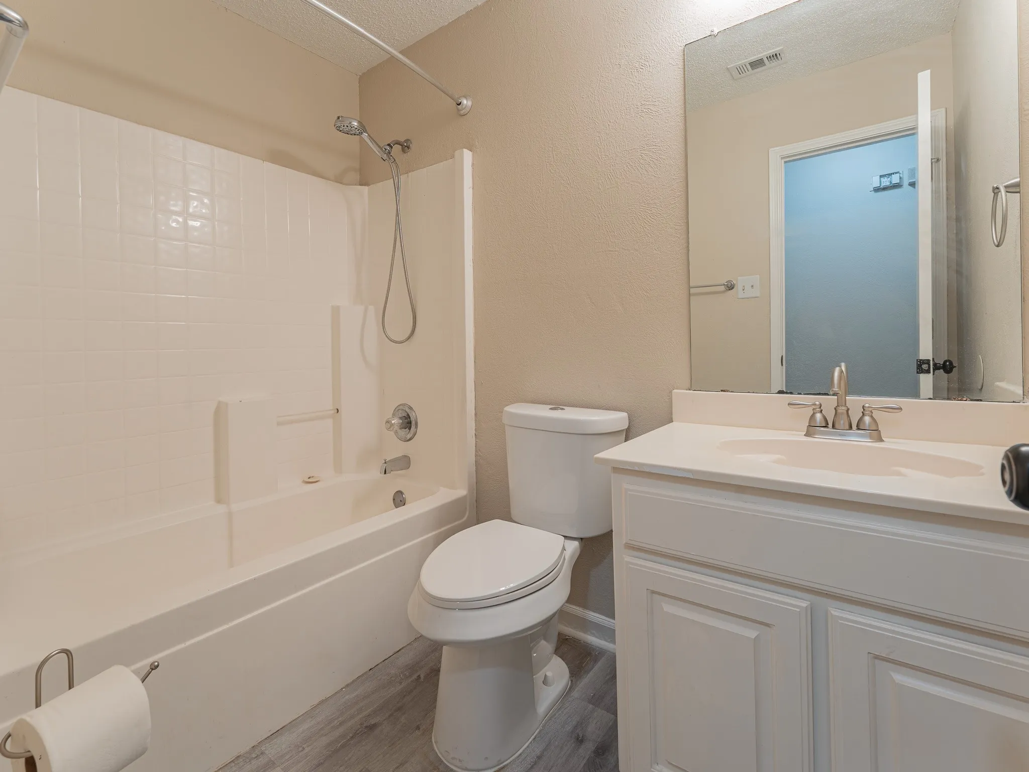 Single Family Residence For Rent in Tarrant County , 5807 Rock Meadow Trail, Arlington, Texas 76017, 3 Bedroom, 2 Bathroom, 2 Garage spaces, 2,020 Sqft, built in 1998, mls#21229999, Real Estate Agent in Arlington, Homes For Rent in Tarrant county, Homes For Rent in Arlington, Realtor in Arlington Texas, Real Estate Brokerage Independent Realty Texas, Luminita Cordes Realtor