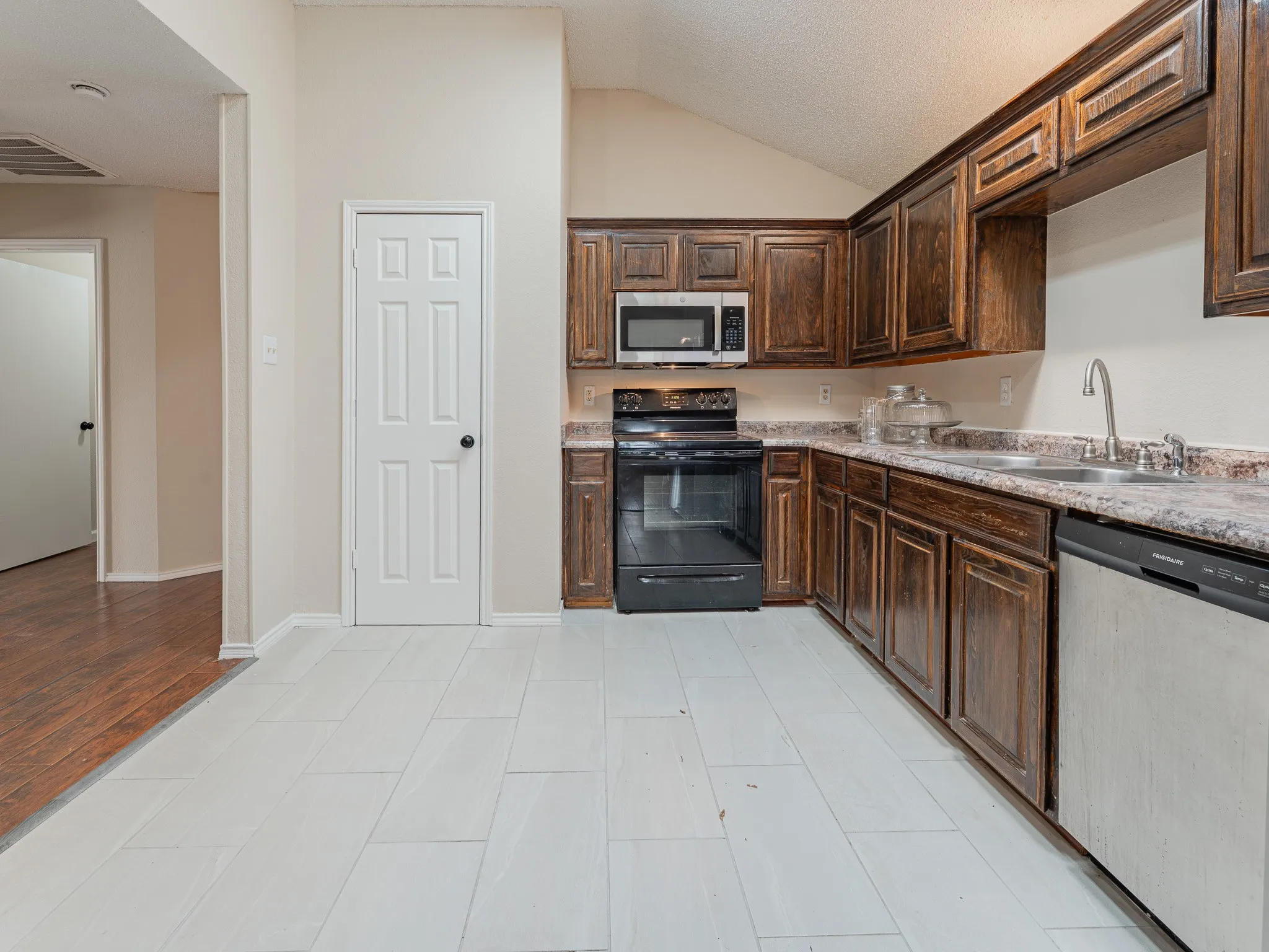 Single Family Residence For Rent in Tarrant County , 5807 Rock Meadow Trail, Arlington, Texas 76017, 3 Bedroom, 2 Bathroom, 2 Garage spaces, 2,020 Sqft, built in 1998, mls#21229999, Real Estate Agent in Arlington, Homes For Rent in Tarrant county, Homes For Rent in Arlington, Realtor in Arlington Texas, Real Estate Brokerage Independent Realty Texas, Luminita Cordes Realtor