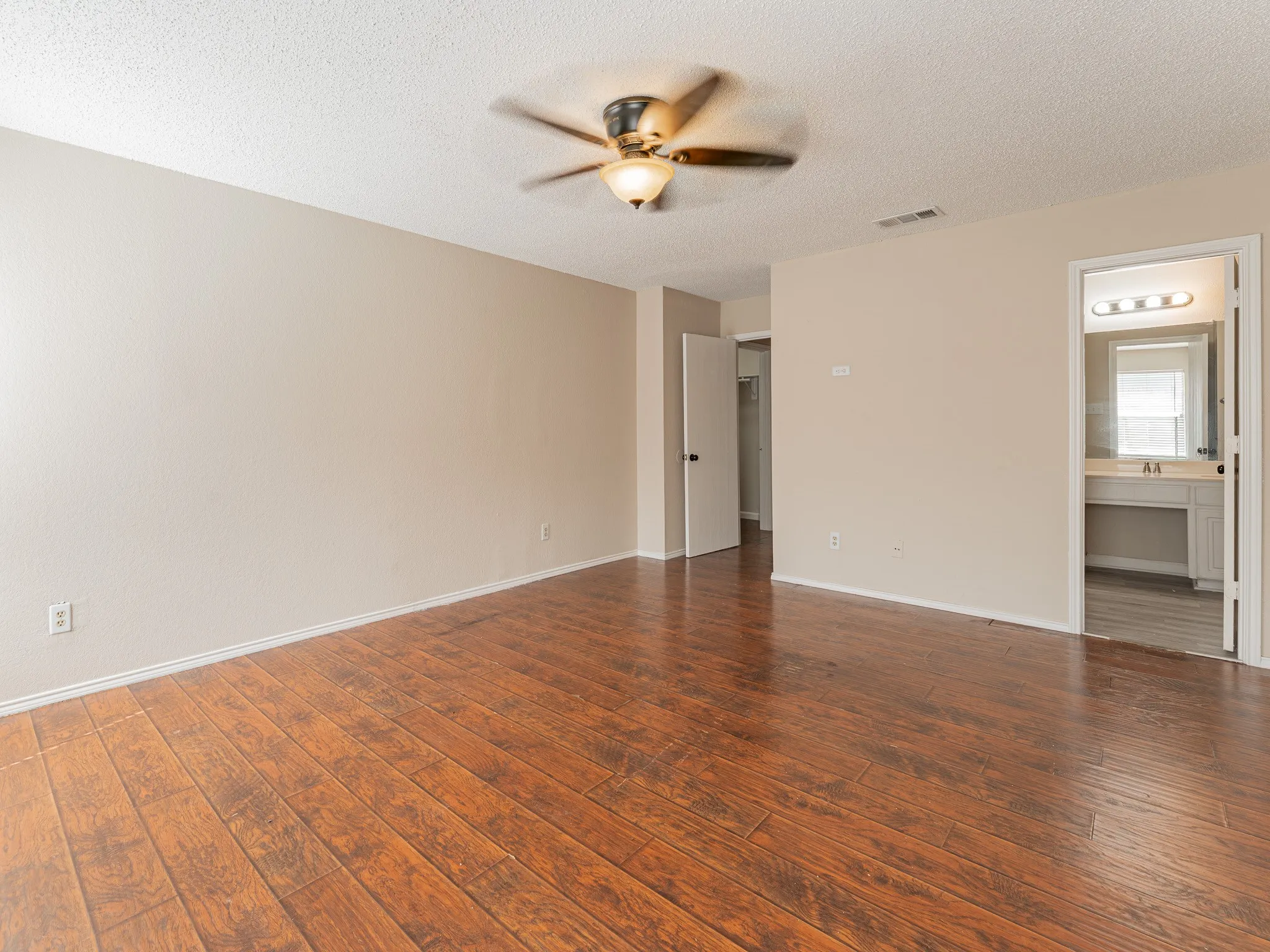 Single Family Residence For Rent in Tarrant County , 5807 Rock Meadow Trail, Arlington, Texas 76017, 3 Bedroom, 2 Bathroom, 2 Garage spaces, 2,020 Sqft, built in 1998, mls#21229999, Real Estate Agent in Arlington, Homes For Rent in Tarrant county, Homes For Rent in Arlington, Realtor in Arlington Texas, Real Estate Brokerage Independent Realty Texas, Luminita Cordes Realtor