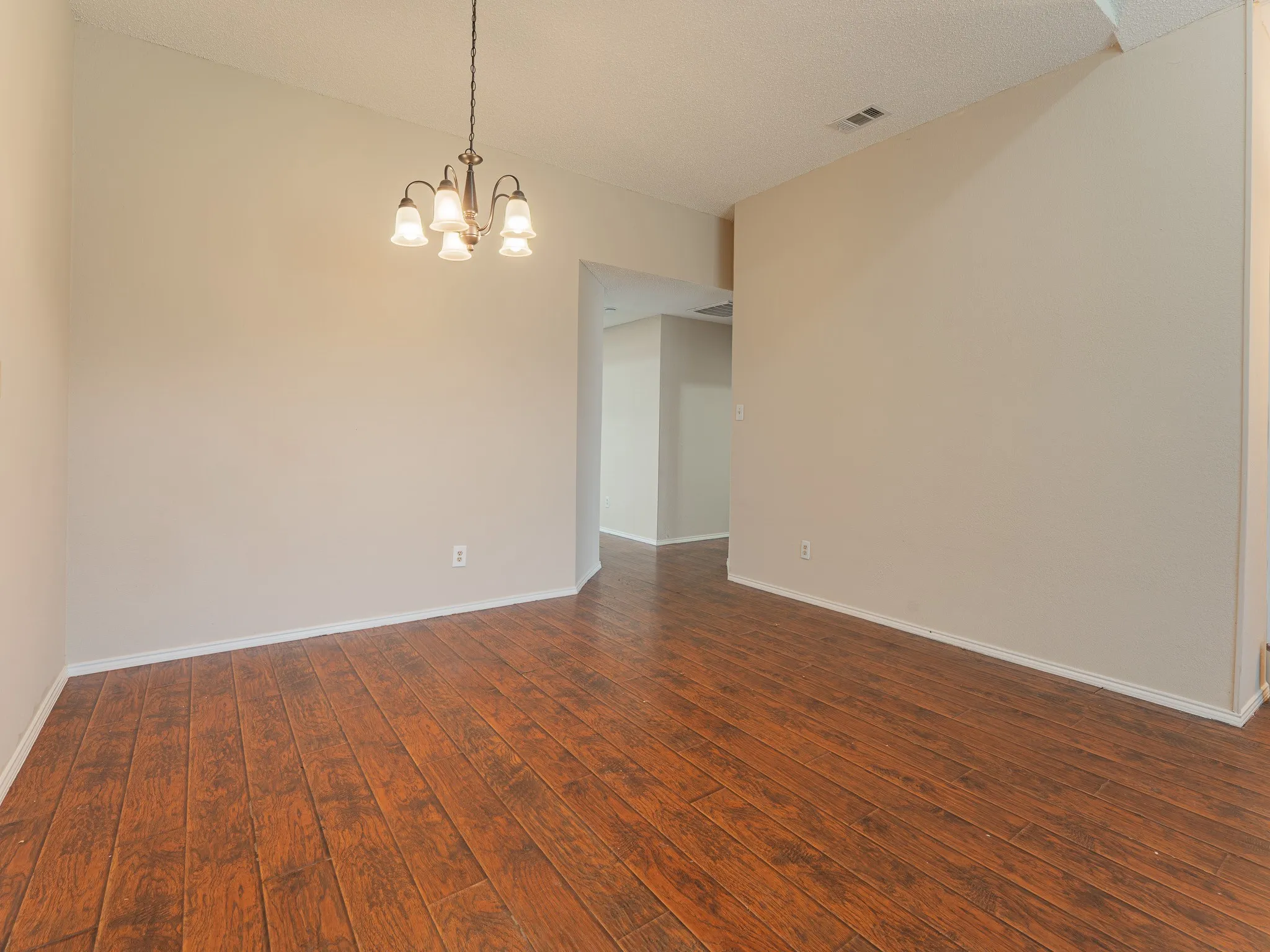 Single Family Residence For Rent in Tarrant County , 5807 Rock Meadow Trail, Arlington, Texas 76017, 3 Bedroom, 2 Bathroom, 2 Garage spaces, 2,020 Sqft, built in 1998, mls#21229999, Real Estate Agent in Arlington, Homes For Rent in Tarrant county, Homes For Rent in Arlington, Realtor in Arlington Texas, Real Estate Brokerage Independent Realty Texas, Luminita Cordes Realtor