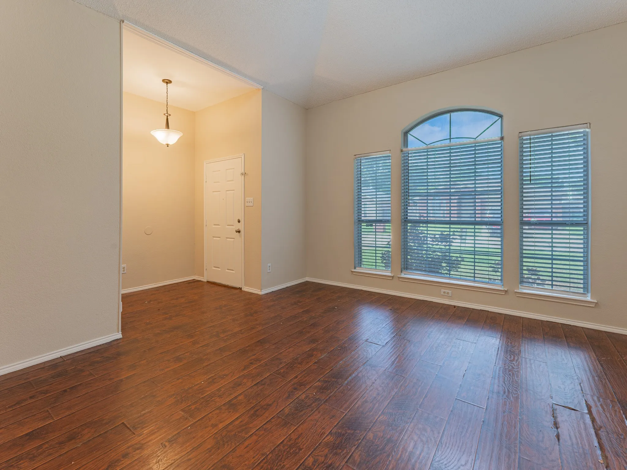 Single Family Residence For Rent in Tarrant County , 5807 Rock Meadow Trail, Arlington, Texas 76017, 3 Bedroom, 2 Bathroom, 2 Garage spaces, 2,020 Sqft, built in 1998, mls#21229999, Real Estate Agent in Arlington, Homes For Rent in Tarrant county, Homes For Rent in Arlington, Realtor in Arlington Texas, Real Estate Brokerage Independent Realty Texas, Luminita Cordes Realtor