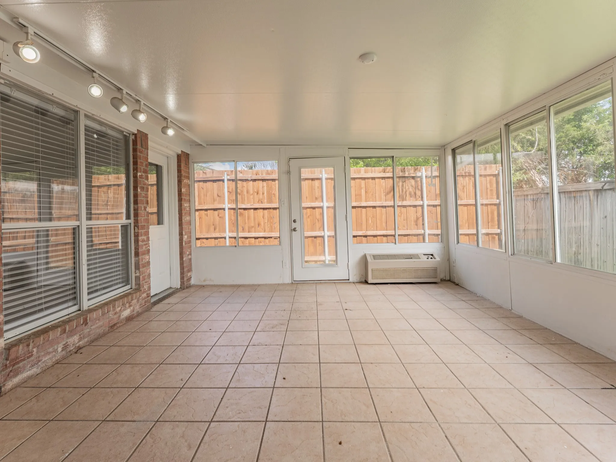 Single Family Residence For Rent in Tarrant County , 5807 Rock Meadow Trail, Arlington, Texas 76017, 3 Bedroom, 2 Bathroom, 2 Garage spaces, 2,020 Sqft, built in 1998, mls#21229999, Real Estate Agent in Arlington, Homes For Rent in Tarrant county, Homes For Rent in Arlington, Realtor in Arlington Texas, Real Estate Brokerage Independent Realty Texas, Luminita Cordes Realtor