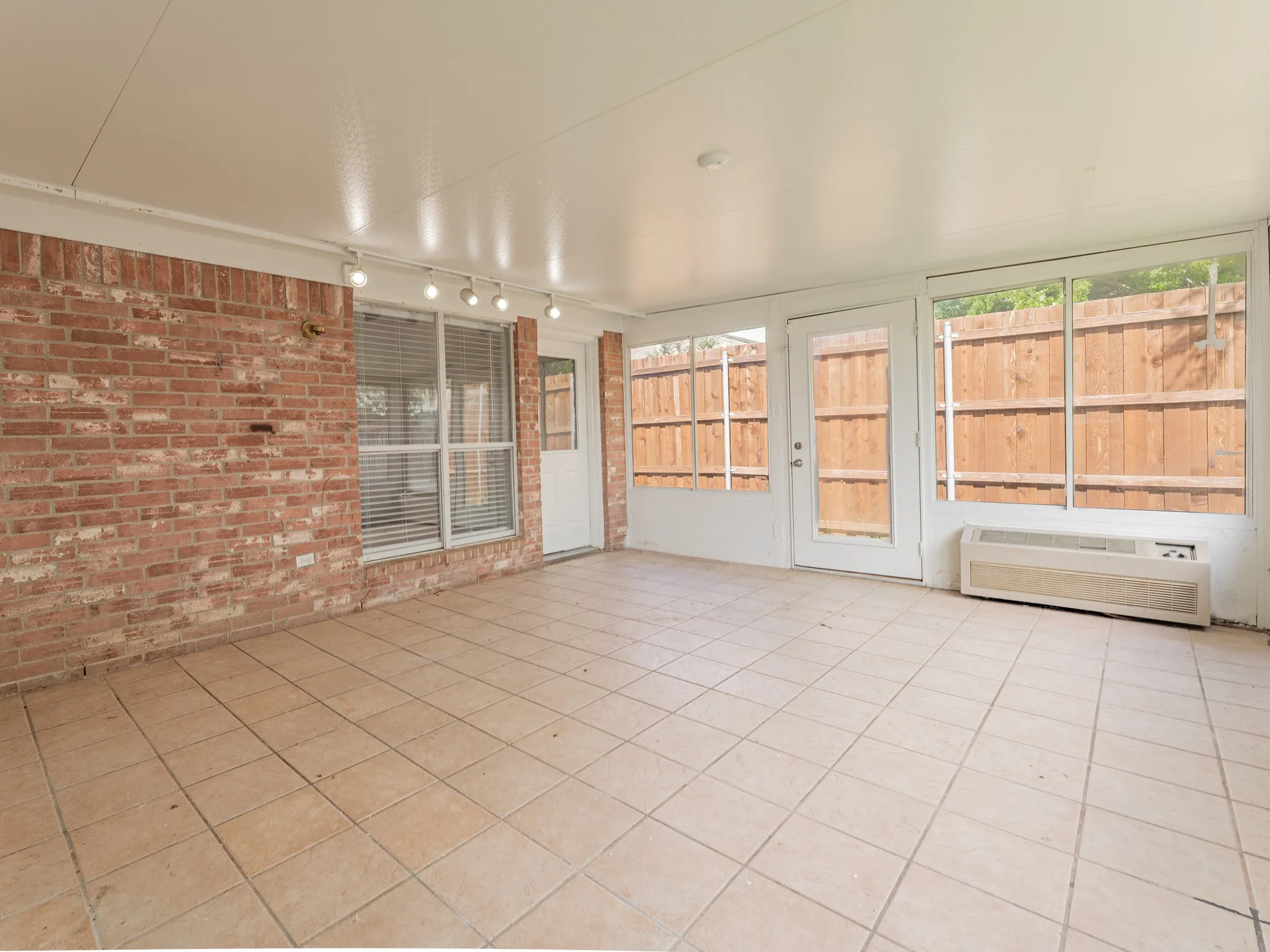 Single Family Residence For Rent in Tarrant County , 5807 Rock Meadow Trail, Arlington, Texas 76017, 3 Bedroom, 2 Bathroom, 2 Garage spaces, 2,020 Sqft, built in 1998, mls#21229999, Real Estate Agent in Arlington, Homes For Rent in Tarrant county, Homes For Rent in Arlington, Realtor in Arlington Texas, Real Estate Brokerage Independent Realty Texas, Luminita Cordes Realtor