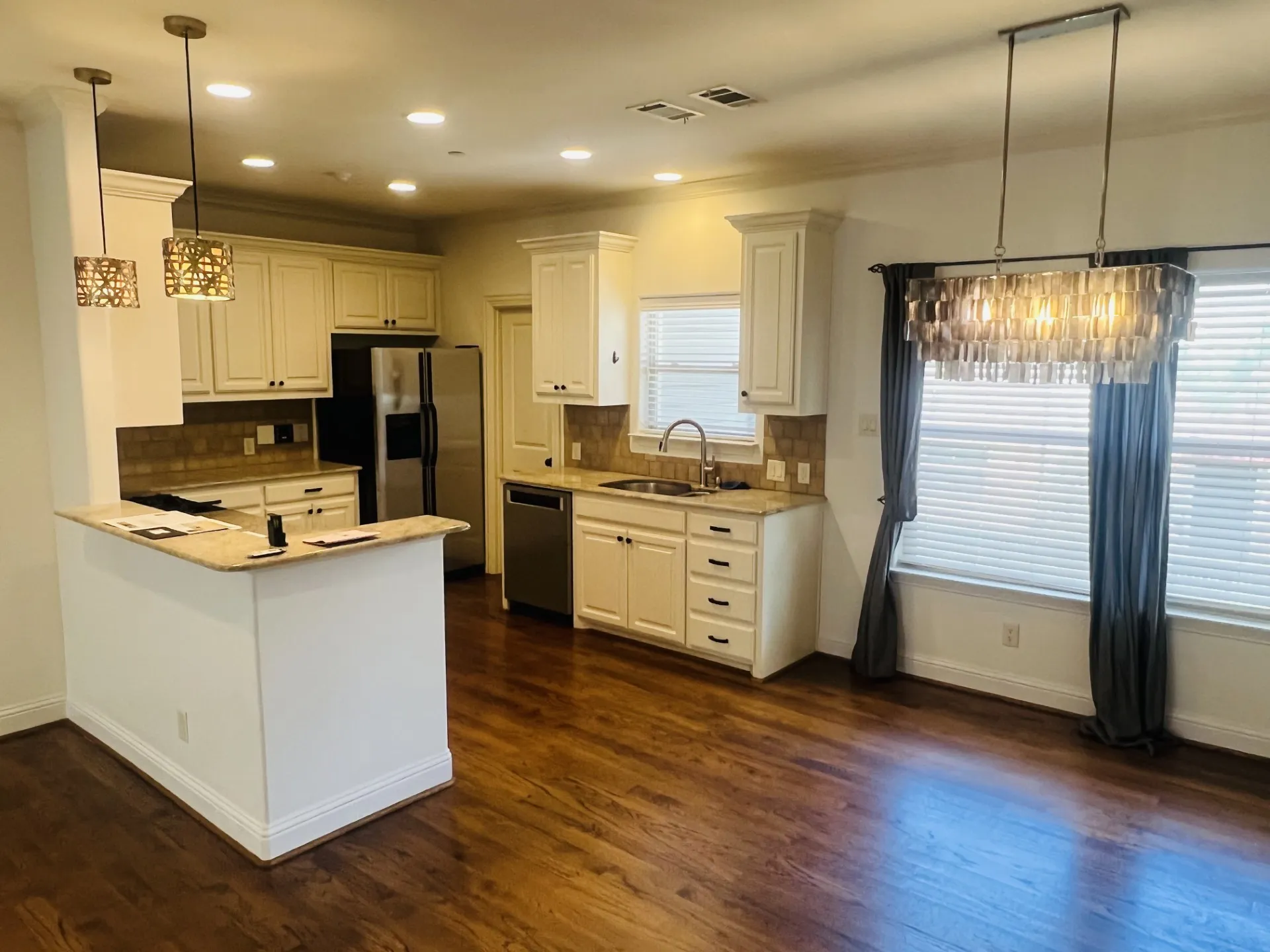 Condominium For Rent in Dallas County , 3414 Mcfarlin Boulevard 3, University Park, Texas 75205, 2 Bedrooms, 3 Bathrooms, 2 Garage spaces, 1,711 Sqft, built in 2004, Price $4,500, mls#21229959, Real Estate Agent in University Park, Homes For Rent in Dallas county, Homes For Rent in University Park, Realtor in University Park Texas, Real Estate Brokerage Independent Realty Texas, Luminita Cordes Realtor