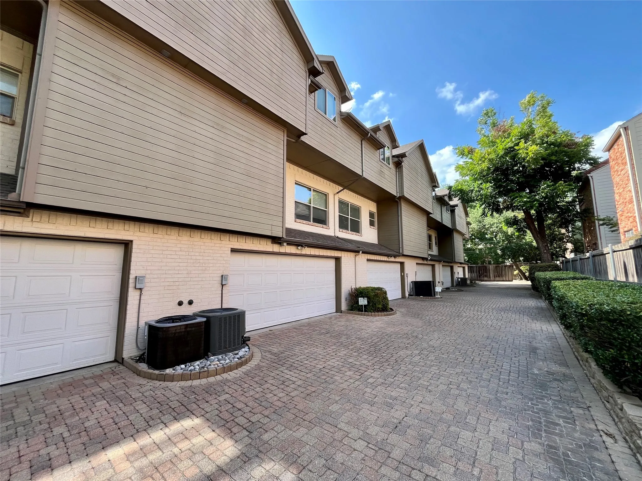 Condominium For Rent in Dallas County , 3414 Mcfarlin Boulevard 3, University Park, Texas 75205, 2 Bedrooms, 3 Bathrooms, 2 Garage spaces, 1,711 Sqft, built in 2004, Price $4,500, mls#21229959, Real Estate Agent in University Park, Homes For Rent in Dallas county, Homes For Rent in University Park, Realtor in University Park Texas, Real Estate Brokerage Independent Realty Texas, Luminita Cordes Realtor