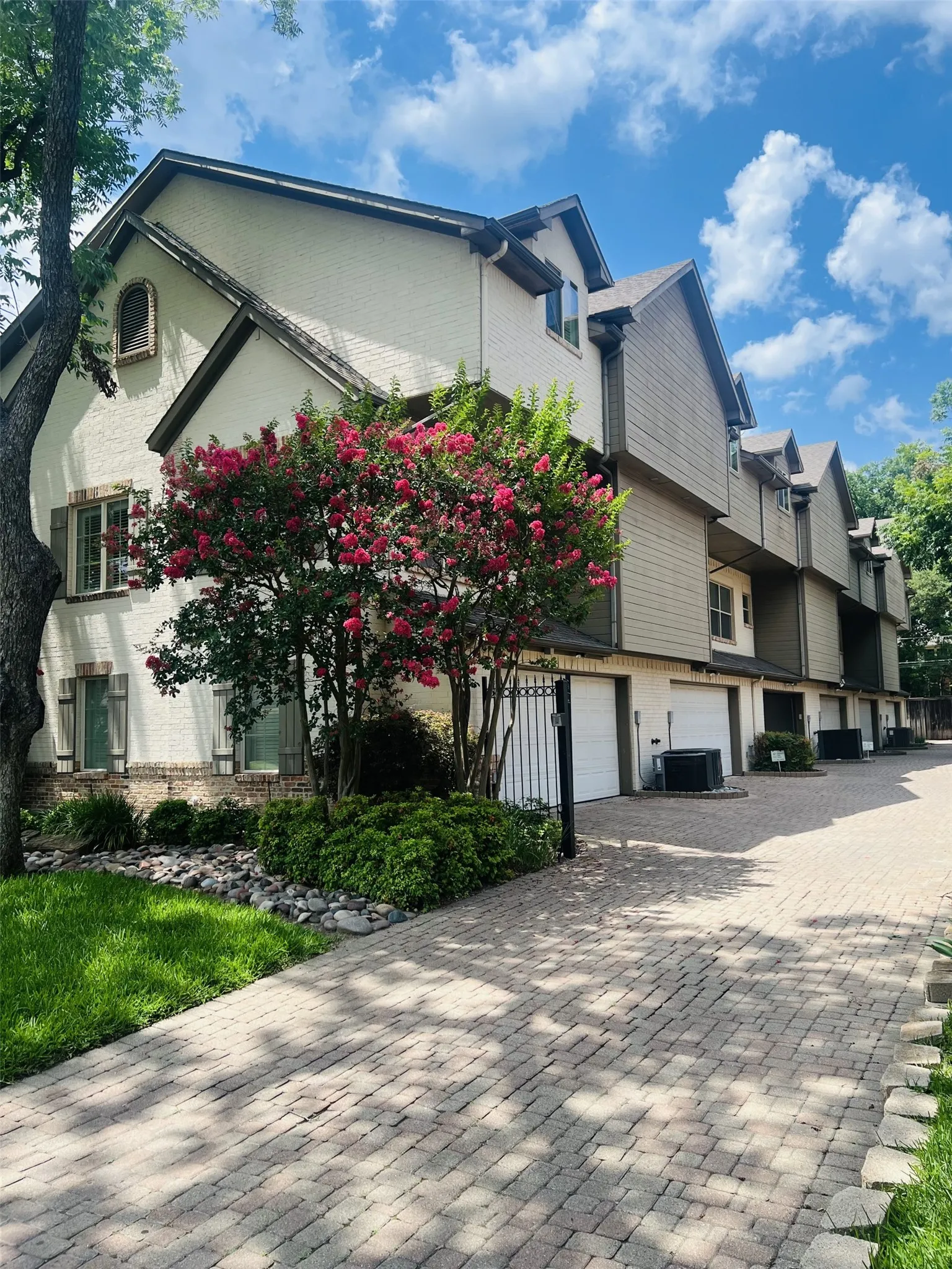 Condominium For Rent in Dallas County , 3414 Mcfarlin Boulevard 3, University Park, Texas 75205, 2 Bedrooms, 3 Bathrooms, 2 Garage spaces, 1,711 Sqft, built in 2004, Price $4,500, mls#21229959, Real Estate Agent in University Park, Homes For Rent in Dallas county, Homes For Rent in University Park, Realtor in University Park Texas, Real Estate Brokerage Independent Realty Texas, Luminita Cordes Realtor