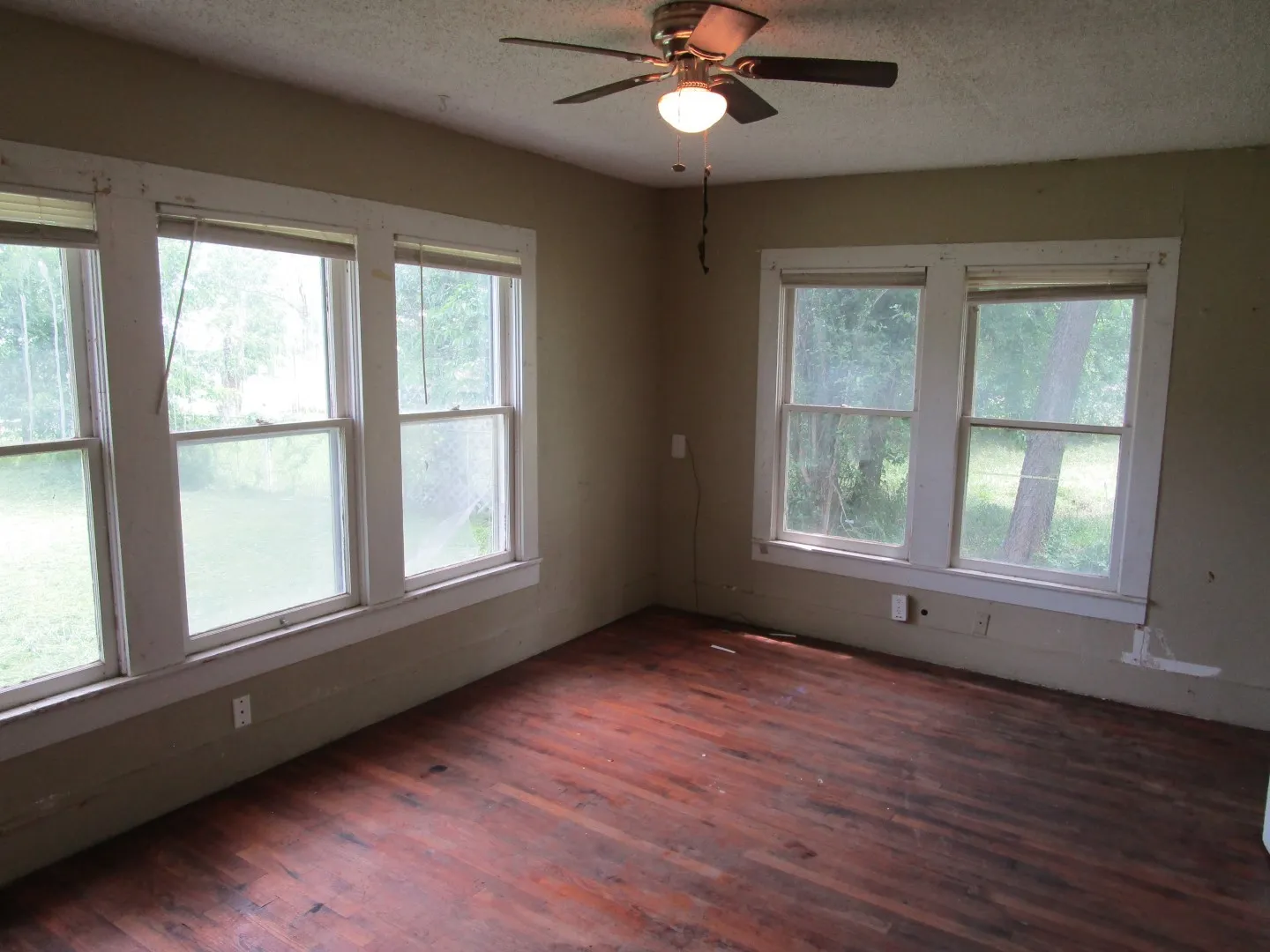 Single Family Residence For Sale in Brown County , 1812 8th Street, Brownwood, Texas 76801, 2 Bedroom, 1 Bathroom, Garage spaces, 1,170 Sqft, built in 1940, Preowned, mls#21230212, Real Estate Agent in Brownwood, Homes For Sale in Brown county, Homes For Sale in Brownwood, Realtor in Brownwood Texas, Real Estate Brokerage Independent Realty Texas, Luminita Cordes Realtor