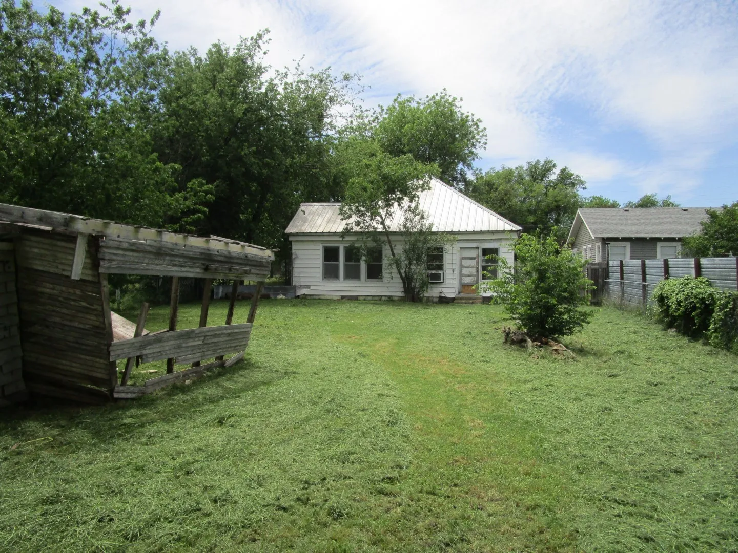 Single Family Residence For Sale in Brown County , 1812 8th Street, Brownwood, Texas 76801, 2 Bedroom, 1 Bathroom, Garage spaces, 1,170 Sqft, built in 1940, Preowned, mls#21230212, Real Estate Agent in Brownwood, Homes For Sale in Brown county, Homes For Sale in Brownwood, Realtor in Brownwood Texas, Real Estate Brokerage Independent Realty Texas, Luminita Cordes Realtor