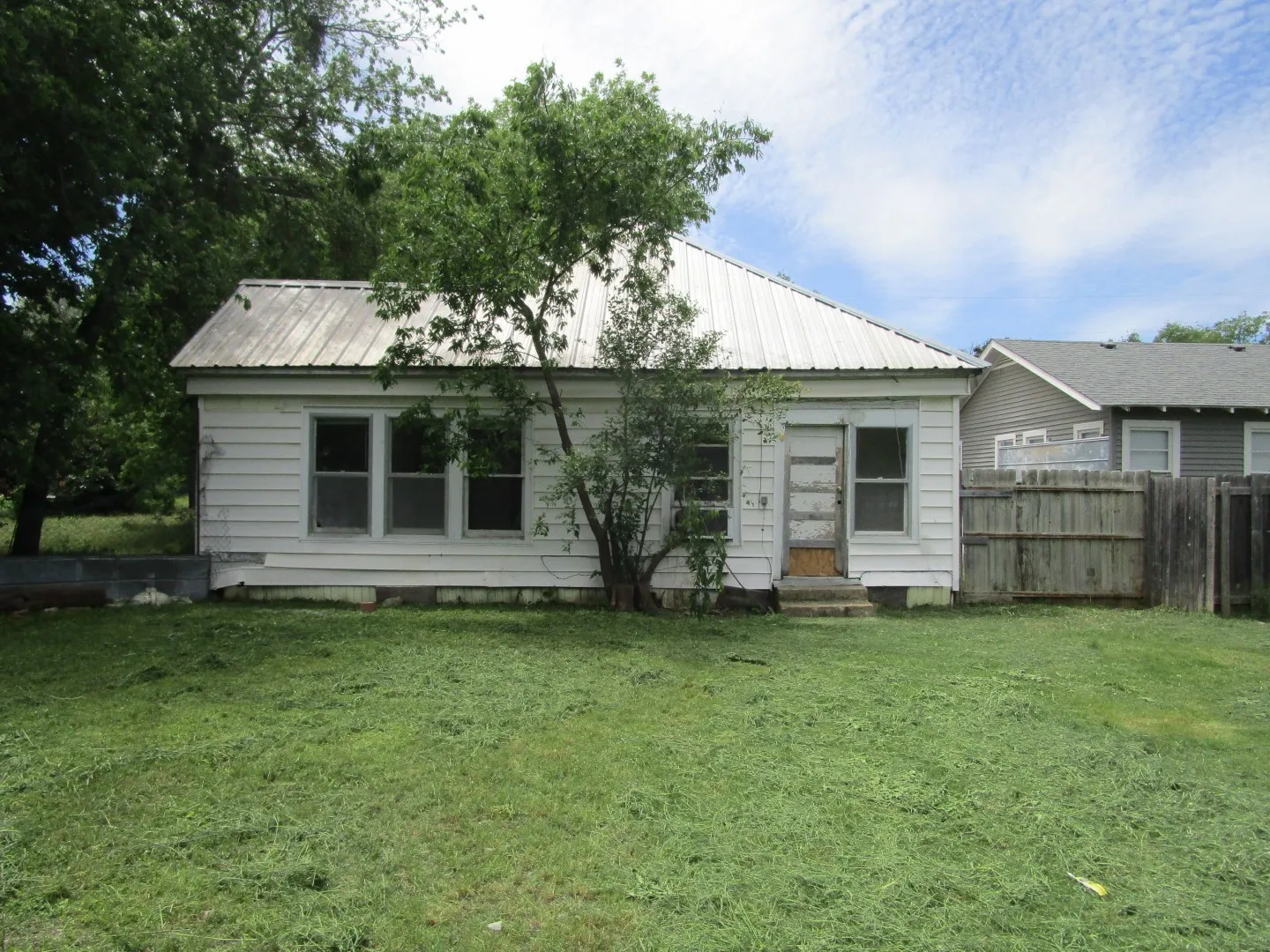 Single Family Residence For Sale in Brown County , 1812 8th Street, Brownwood, Texas 76801, 2 Bedroom, 1 Bathroom, Garage spaces, 1,170 Sqft, built in 1940, Preowned, mls#21230212, Real Estate Agent in Brownwood, Homes For Sale in Brown county, Homes For Sale in Brownwood, Realtor in Brownwood Texas, Real Estate Brokerage Independent Realty Texas, Luminita Cordes Realtor