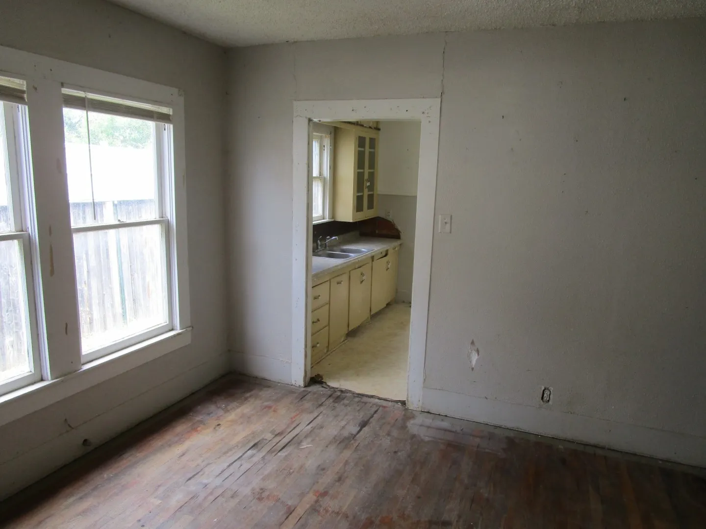 Single Family Residence For Sale in Brown County , 1812 8th Street, Brownwood, Texas 76801, 2 Bedroom, 1 Bathroom, Garage spaces, 1,170 Sqft, built in 1940, Preowned, mls#21230212, Real Estate Agent in Brownwood, Homes For Sale in Brown county, Homes For Sale in Brownwood, Realtor in Brownwood Texas, Real Estate Brokerage Independent Realty Texas, Luminita Cordes Realtor
