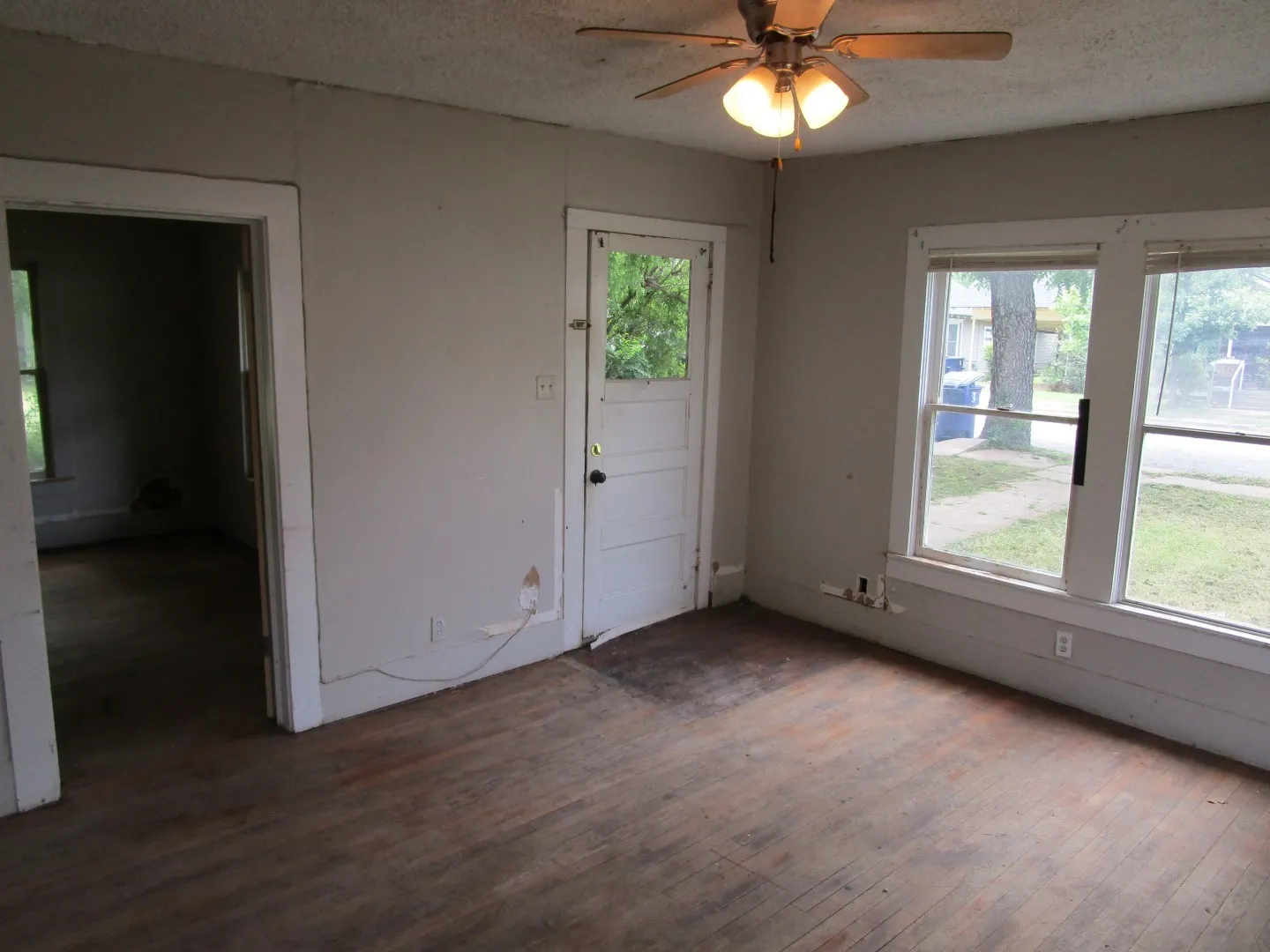 Single Family Residence For Sale in Brown County , 1812 8th Street, Brownwood, Texas 76801, 2 Bedroom, 1 Bathroom, Garage spaces, 1,170 Sqft, built in 1940, Preowned, mls#21230212, Real Estate Agent in Brownwood, Homes For Sale in Brown county, Homes For Sale in Brownwood, Realtor in Brownwood Texas, Real Estate Brokerage Independent Realty Texas, Luminita Cordes Realtor