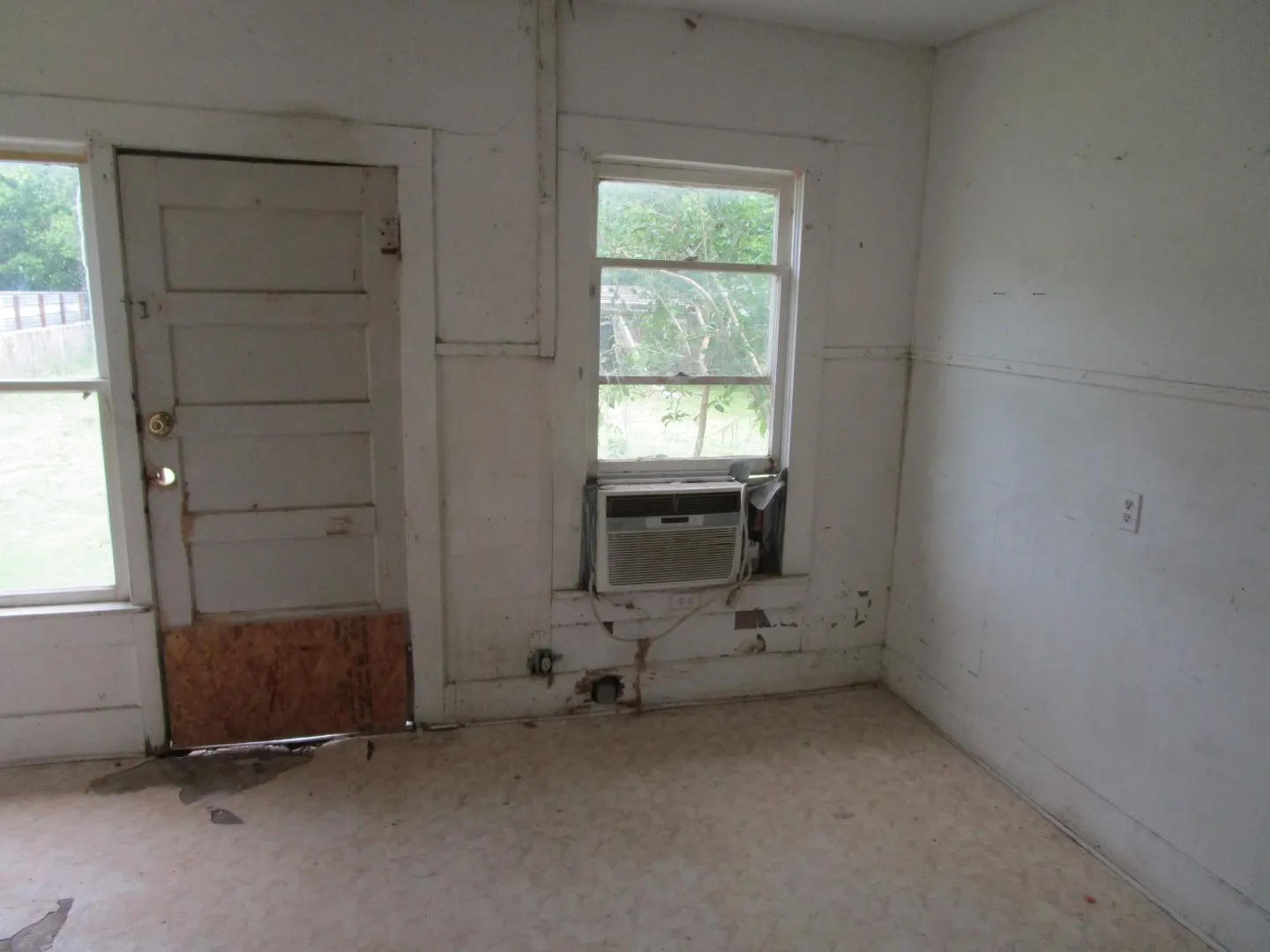 Single Family Residence For Sale in Brown County , 1812 8th Street, Brownwood, Texas 76801, 2 Bedroom, 1 Bathroom, Garage spaces, 1,170 Sqft, built in 1940, Preowned, mls#21230212, Real Estate Agent in Brownwood, Homes For Sale in Brown county, Homes For Sale in Brownwood, Realtor in Brownwood Texas, Real Estate Brokerage Independent Realty Texas, Luminita Cordes Realtor