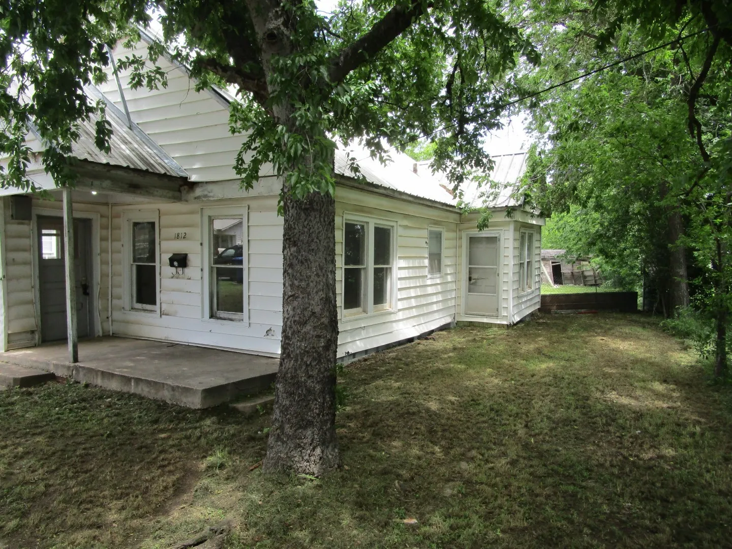 Single Family Residence For Sale in Brown County , 1812 8th Street, Brownwood, Texas 76801, 2 Bedroom, 1 Bathroom, Garage spaces, 1,170 Sqft, built in 1940, Preowned, mls#21230212, Real Estate Agent in Brownwood, Homes For Sale in Brown county, Homes For Sale in Brownwood, Realtor in Brownwood Texas, Real Estate Brokerage Independent Realty Texas, Luminita Cordes Realtor