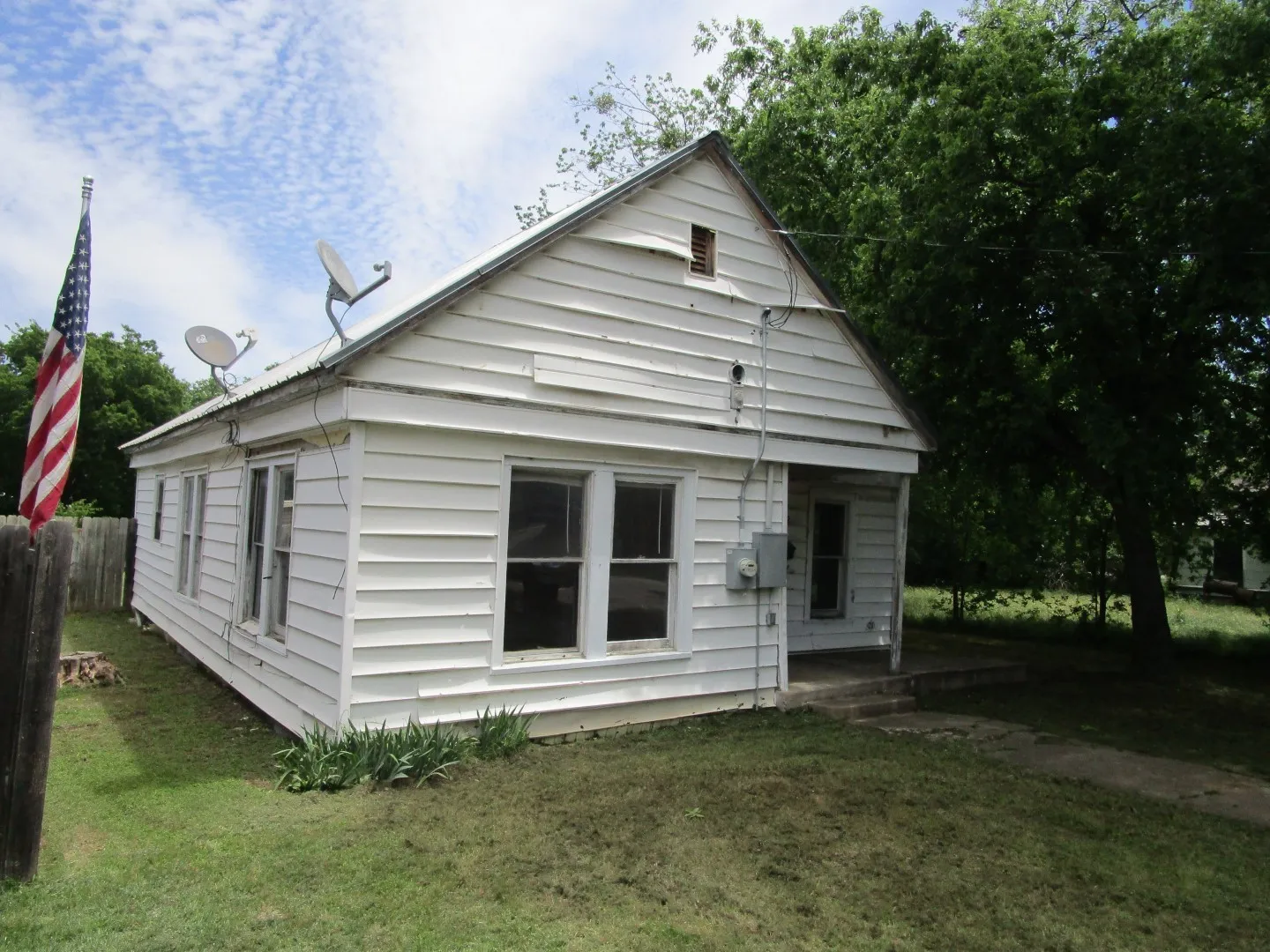 Single Family Residence For Sale in Brown County , 1812 8th Street, Brownwood, Texas 76801, 2 Bedroom, 1 Bathroom, Garage spaces, 1,170 Sqft, built in 1940, Preowned, mls#21230212, Real Estate Agent in Brownwood, Homes For Sale in Brown county, Homes For Sale in Brownwood, Realtor in Brownwood Texas, Real Estate Brokerage Independent Realty Texas, Luminita Cordes Realtor