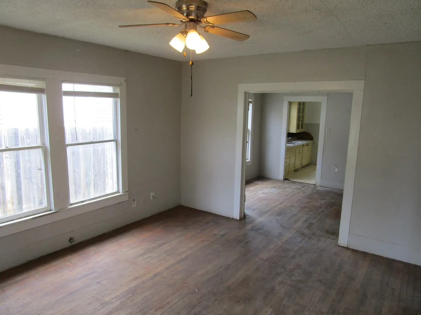Single Family Residence For Sale in Brown County , 1812 8th Street, Brownwood, Texas 76801, 2 Bedroom, 1 Bathroom, Garage spaces, 1,170 Sqft, built in 1940, Preowned, mls#21230212, Real Estate Agent in Brownwood, Homes For Sale in Brown county, Homes For Sale in Brownwood, Realtor in Brownwood Texas, Real Estate Brokerage Independent Realty Texas, Luminita Cordes Realtor