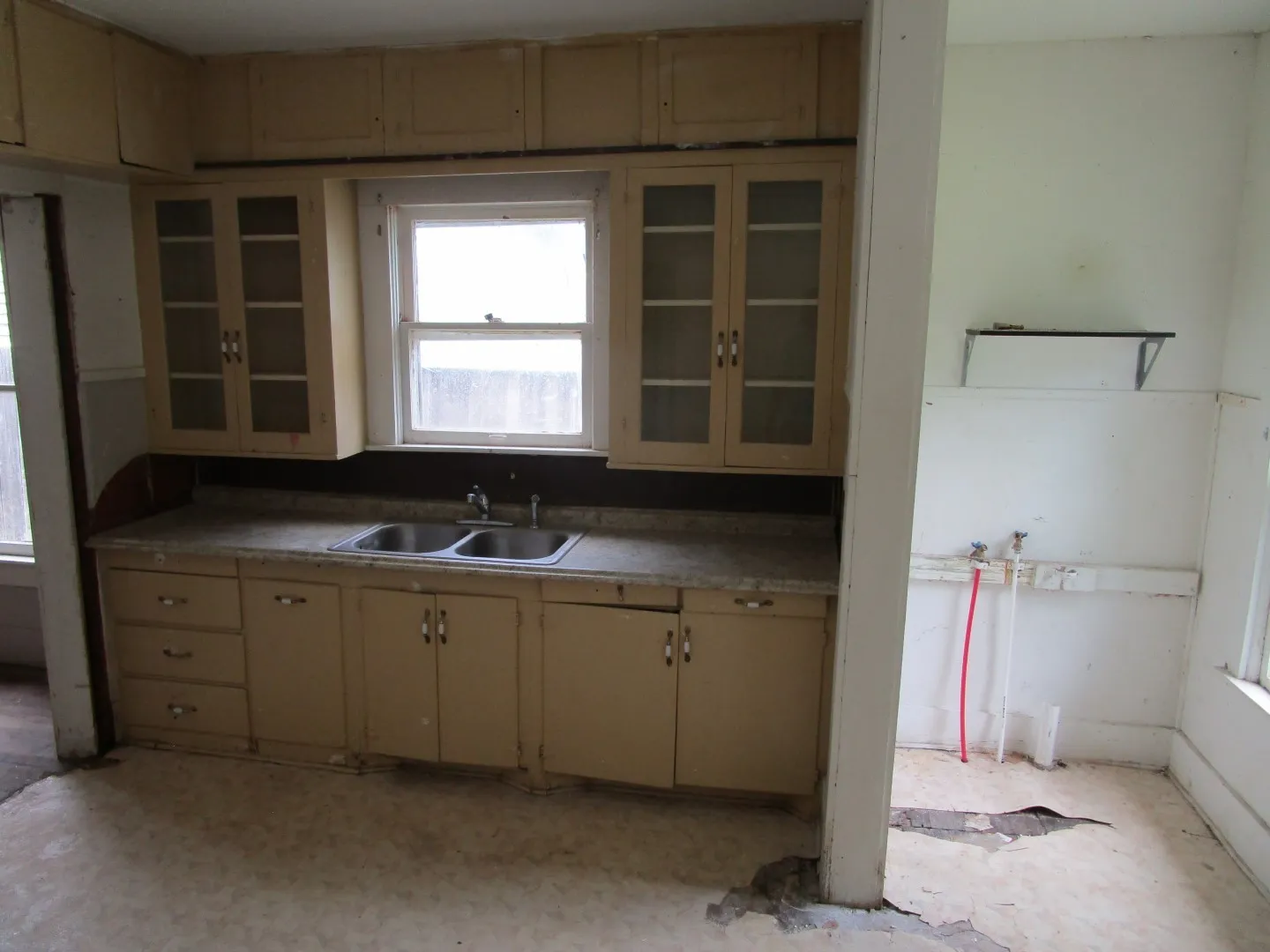 Single Family Residence For Sale in Brown County , 1812 8th Street, Brownwood, Texas 76801, 2 Bedroom, 1 Bathroom, Garage spaces, 1,170 Sqft, built in 1940, Preowned, mls#21230212, Real Estate Agent in Brownwood, Homes For Sale in Brown county, Homes For Sale in Brownwood, Realtor in Brownwood Texas, Real Estate Brokerage Independent Realty Texas, Luminita Cordes Realtor
