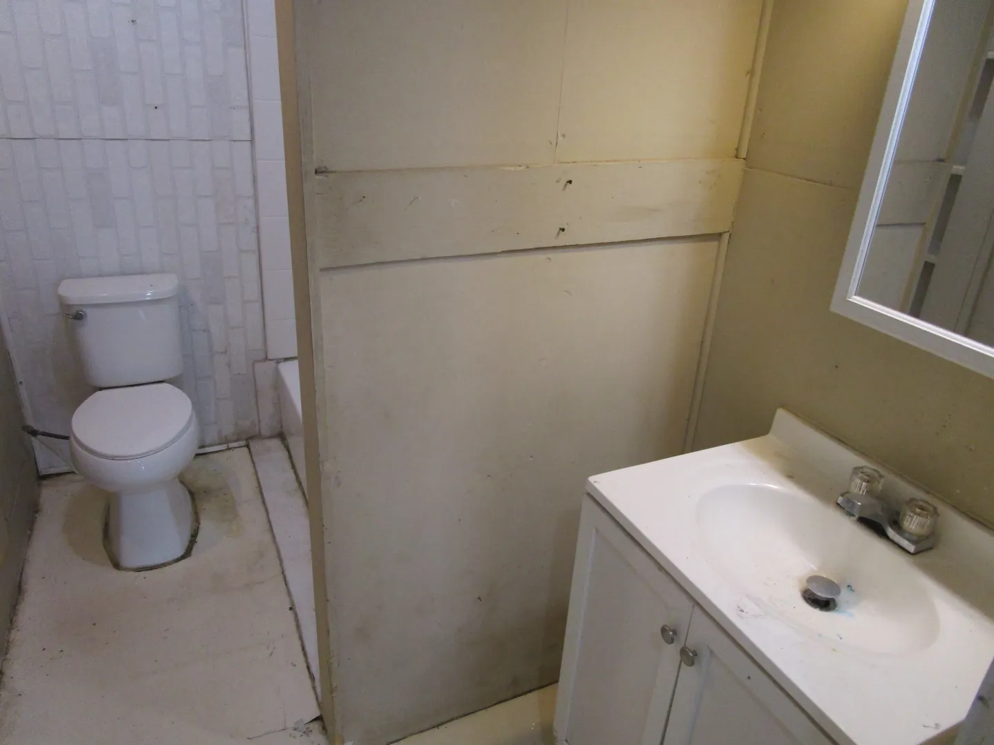 Single Family Residence For Sale in Brown County , 1812 8th Street, Brownwood, Texas 76801, 2 Bedroom, 1 Bathroom, Garage spaces, 1,170 Sqft, built in 1940, Preowned, mls#21230212, Real Estate Agent in Brownwood, Homes For Sale in Brown county, Homes For Sale in Brownwood, Realtor in Brownwood Texas, Real Estate Brokerage Independent Realty Texas, Luminita Cordes Realtor