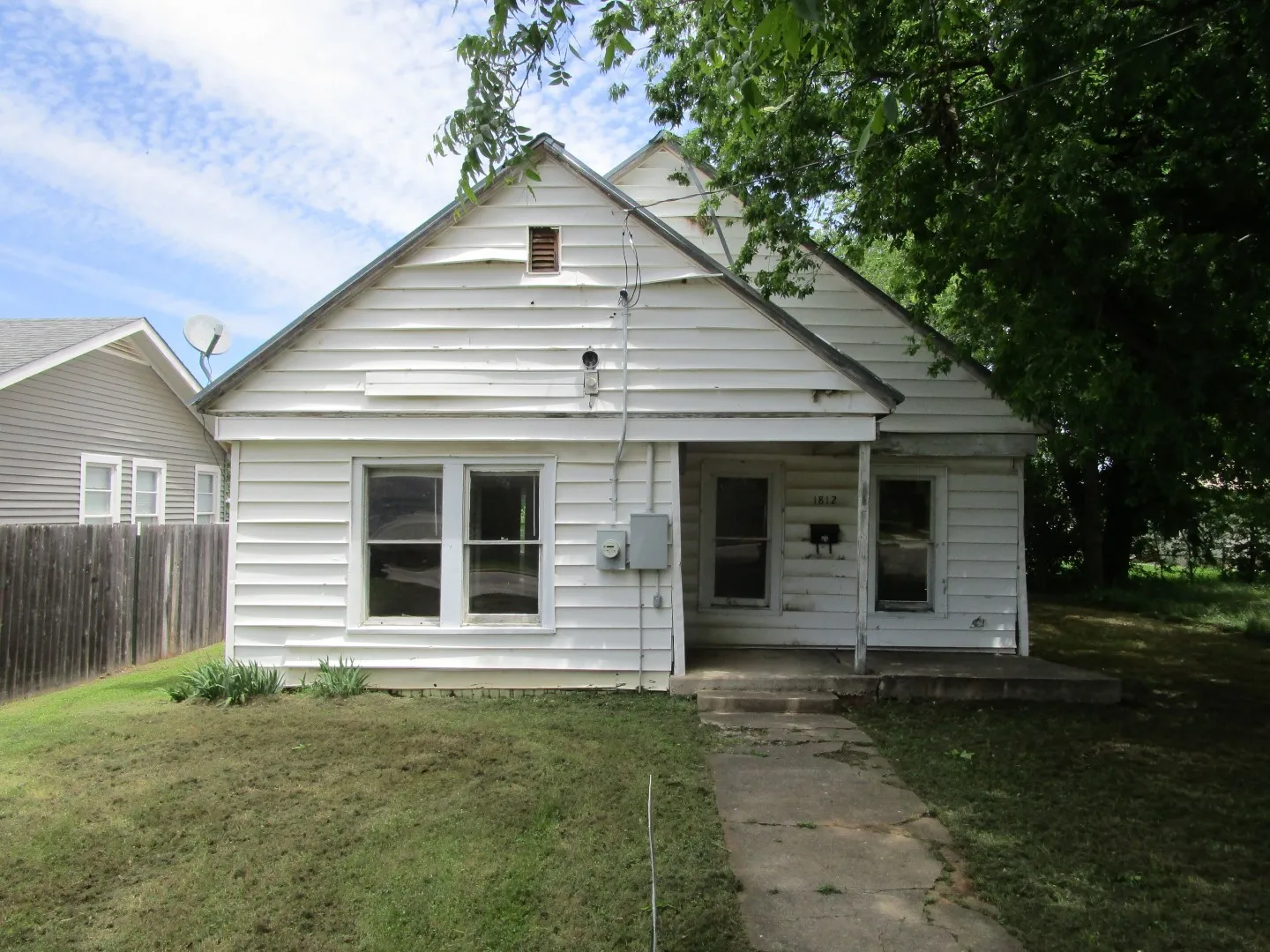Single Family Residence For Sale in Brown County , 1812 8th Street, Brownwood, Texas 76801, 2 Bedroom, 1 Bathroom, Garage spaces, 1,170 Sqft, built in 1940, Preowned, mls#21230212, Real Estate Agent in Brownwood, Homes For Sale in Brown county, Homes For Sale in Brownwood, Realtor in Brownwood Texas, Real Estate Brokerage Independent Realty Texas, Luminita Cordes Realtor