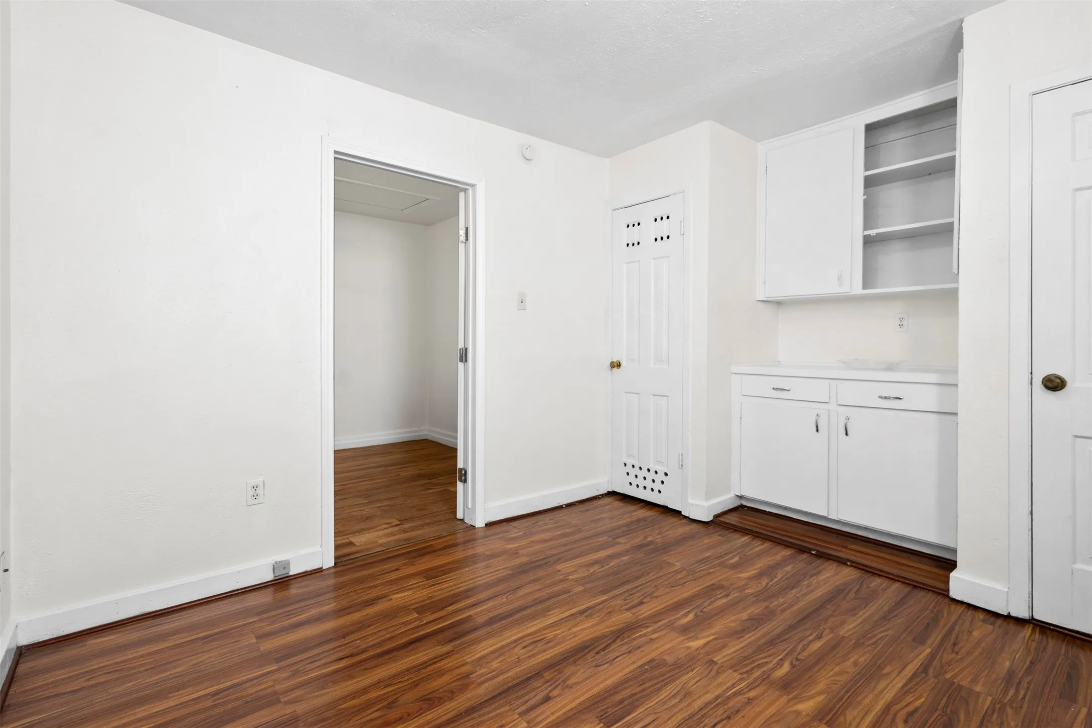 Single Family Residence For Sale in Tarrant County , 5516 Beaty Street, Fort Worth, Texas 76112, 3 Bedroom, 2 Bathroom, 1 Garage spaces, 1,568 Sqft, built in 1964, Preowned, mls#21230174, Real Estate Agent in Fort Worth, Homes For Sale in Tarrant county, Homes For Sale in Fort Worth, Realtor in Fort Worth Texas, Real Estate Brokerage Independent Realty Texas, Luminita Cordes Realtor