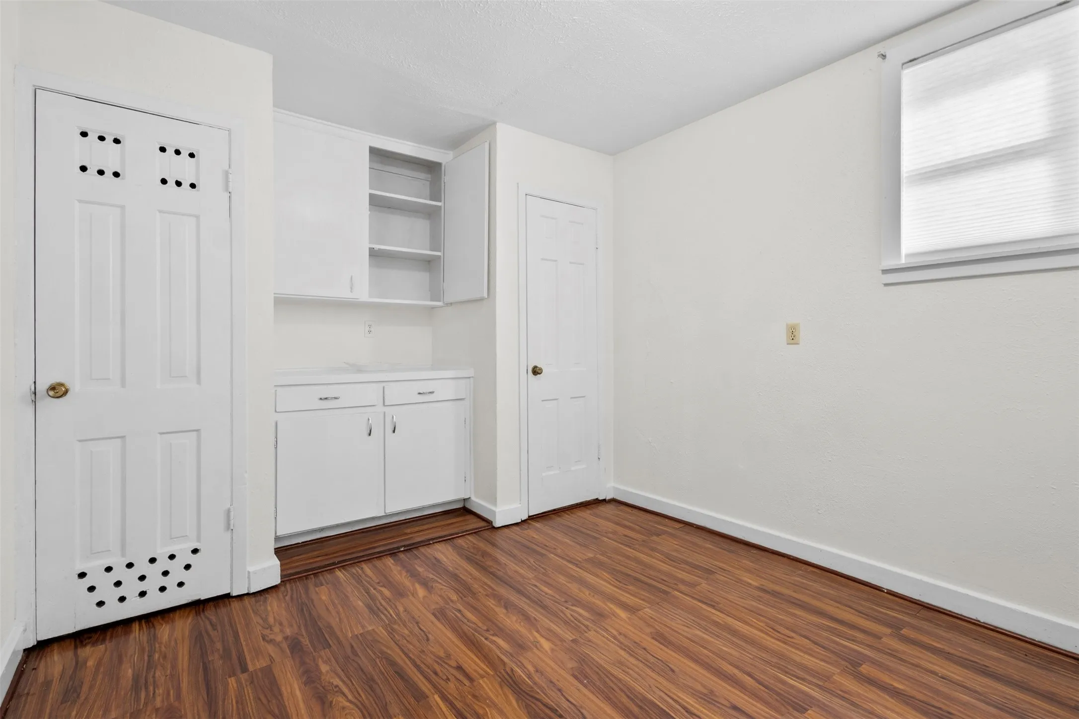 Single Family Residence For Sale in Tarrant County , 5516 Beaty Street, Fort Worth, Texas 76112, 3 Bedroom, 2 Bathroom, 1 Garage spaces, 1,568 Sqft, built in 1964, Preowned, mls#21230174, Real Estate Agent in Fort Worth, Homes For Sale in Tarrant county, Homes For Sale in Fort Worth, Realtor in Fort Worth Texas, Real Estate Brokerage Independent Realty Texas, Luminita Cordes Realtor