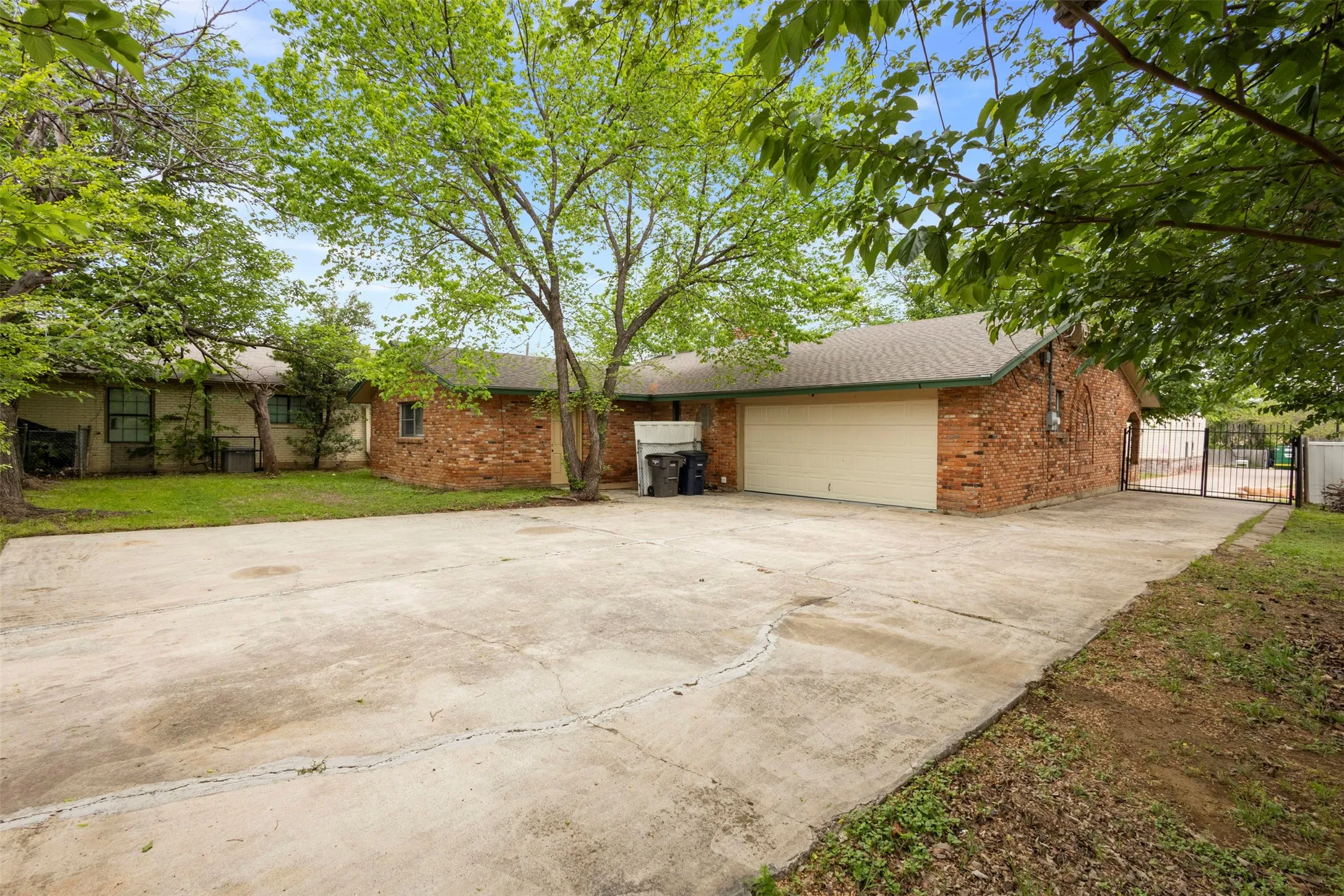 Single Family Residence For Sale in Tarrant County , 5516 Beaty Street, Fort Worth, Texas 76112, 3 Bedroom, 2 Bathroom, 1 Garage spaces, 1,568 Sqft, built in 1964, Preowned, mls#21230174, Real Estate Agent in Fort Worth, Homes For Sale in Tarrant county, Homes For Sale in Fort Worth, Realtor in Fort Worth Texas, Real Estate Brokerage Independent Realty Texas, Luminita Cordes Realtor