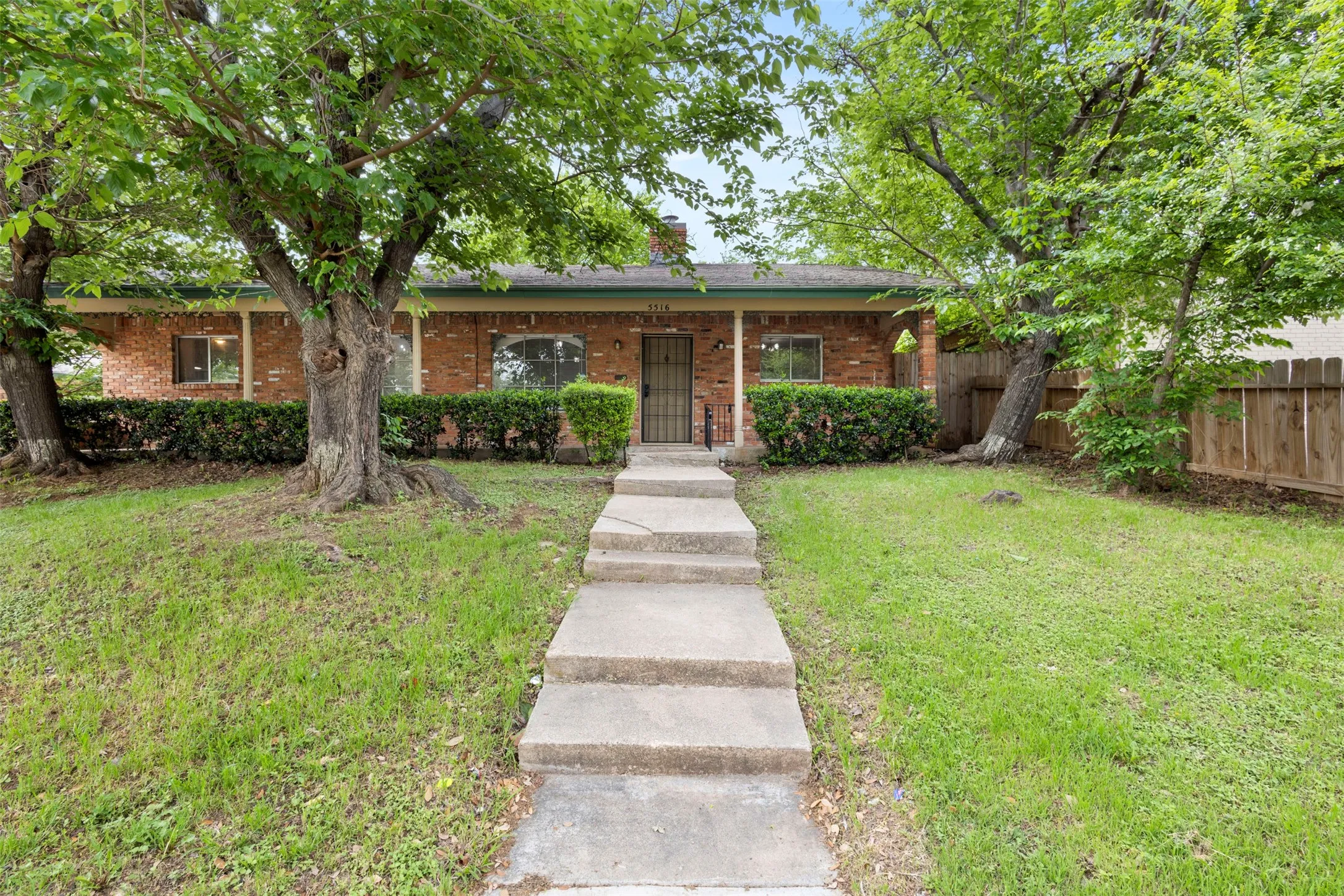 Single Family Residence For Sale in Tarrant County , 5516 Beaty Street, Fort Worth, Texas 76112, 3 Bedroom, 2 Bathroom, 1 Garage spaces, 1,568 Sqft, built in 1964, Preowned, mls#21230174, Real Estate Agent in Fort Worth, Homes For Sale in Tarrant county, Homes For Sale in Fort Worth, Realtor in Fort Worth Texas, Real Estate Brokerage Independent Realty Texas, Luminita Cordes Realtor