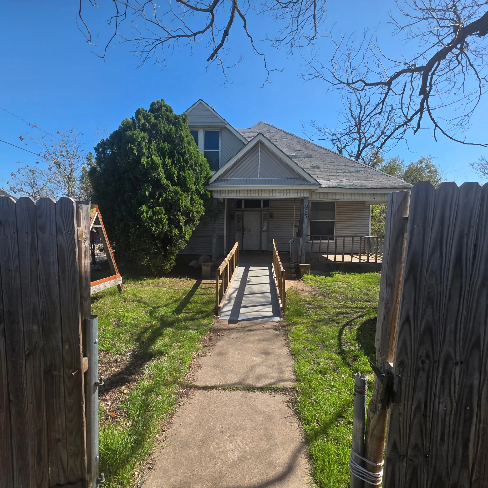 Single Family Residence For Sale in Mc Lennan County , 925 N 16th Street, Waco, Texas 76707, 3 Bedroom, 1 Bathroom, Garage spaces, 1,507 Sqft, built in 1912, Preowned, Price $100,000, mls#21225334, Real Estate Agent in Waco, Homes For Sale in Mc Lennan county, Homes For Sale in Waco, Realtor in Waco Texas, Real Estate Brokerage Independent Realty Texas, Luminita Cordes Realtor