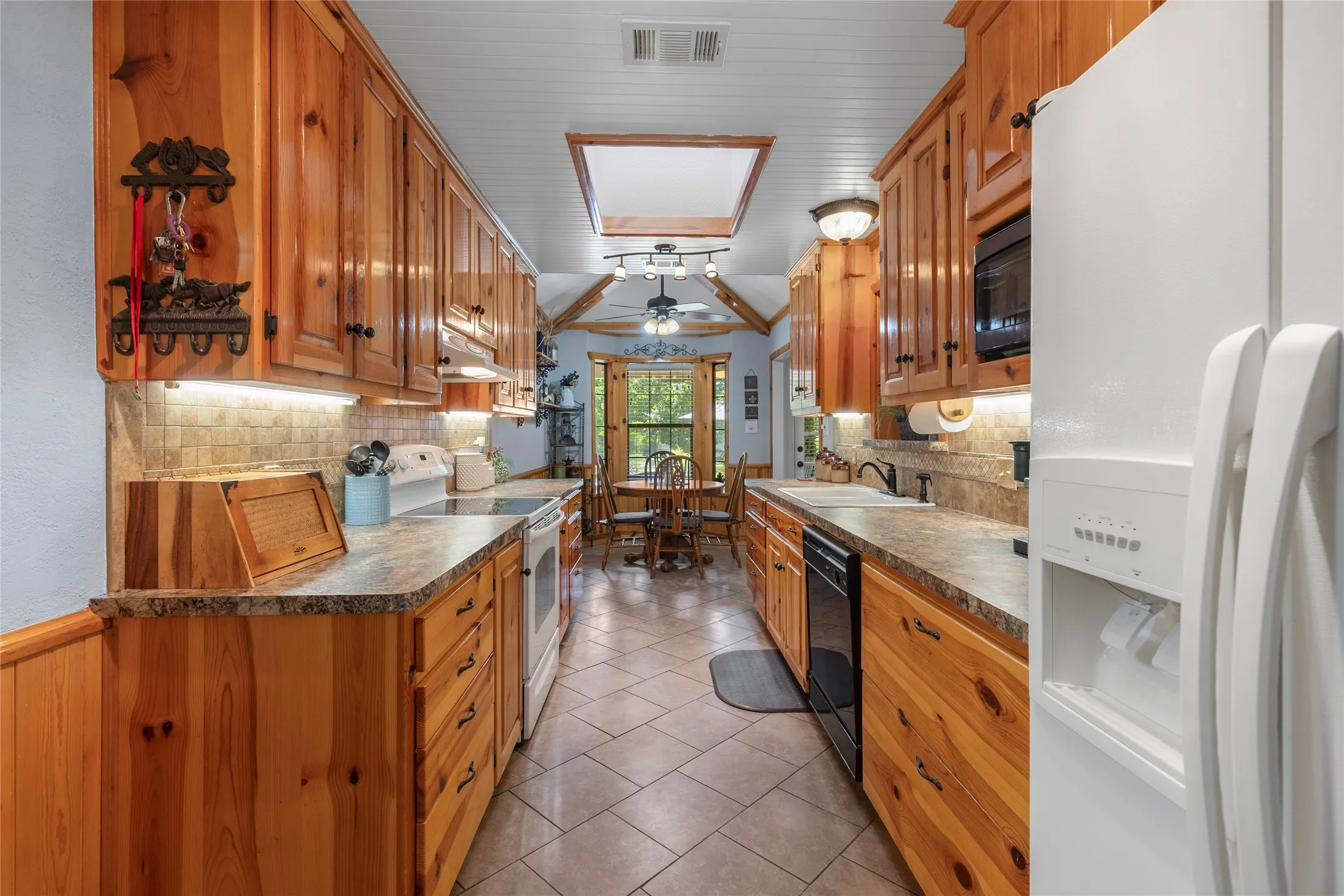 Single Family Residence For Sale in Collin County , 13020 County Road 290, Anna, Texas 75409, 3 Bedroom, 2 Bathroom, 2 Garage spaces, 1,588 Sqft, built in 1984, mls#21230228, Real Estate Agent in Anna, Homes For Sale in Collin county, Homes For Sale in Anna, Realtor in Anna Texas, Real Estate Brokerage Independent Realty Texas, Luminita Cordes Realtor