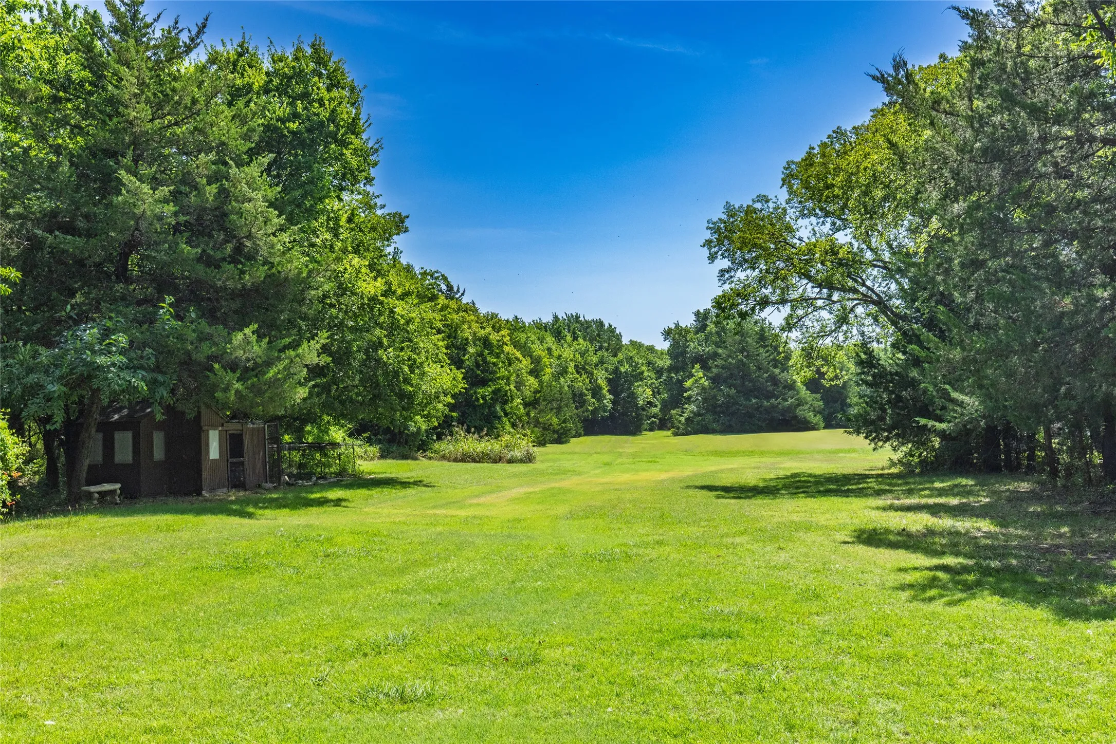 Single Family Residence For Sale in Collin County , 13020 County Road 290, Anna, Texas 75409, 3 Bedroom, 2 Bathroom, 2 Garage spaces, 1,588 Sqft, built in 1984, mls#21230228, Real Estate Agent in Anna, Homes For Sale in Collin county, Homes For Sale in Anna, Realtor in Anna Texas, Real Estate Brokerage Independent Realty Texas, Luminita Cordes Realtor