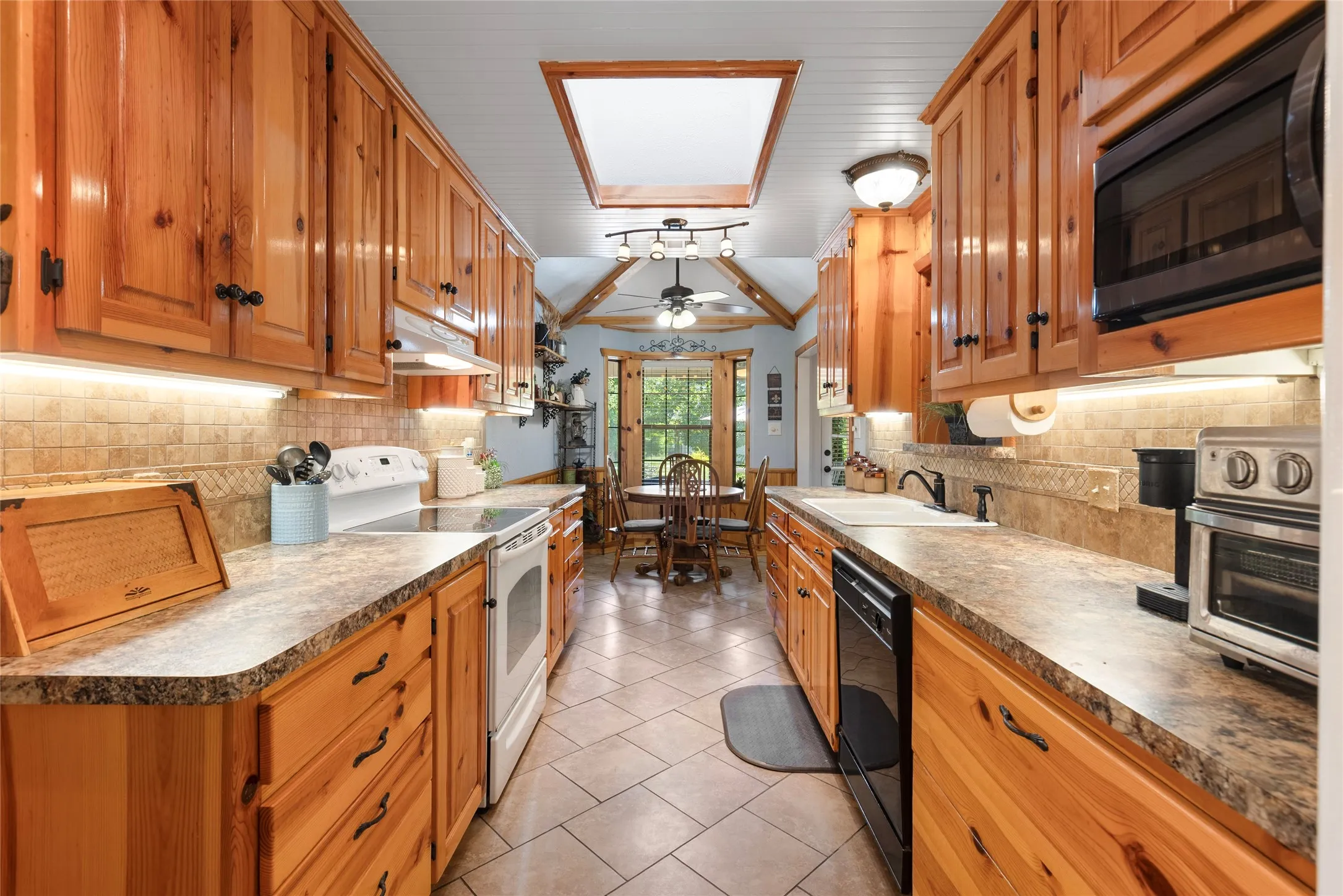 Single Family Residence For Sale in Collin County , 13020 County Road 290, Anna, Texas 75409, 3 Bedroom, 2 Bathroom, 2 Garage spaces, 1,588 Sqft, built in 1984, mls#21230228, Real Estate Agent in Anna, Homes For Sale in Collin county, Homes For Sale in Anna, Realtor in Anna Texas, Real Estate Brokerage Independent Realty Texas, Luminita Cordes Realtor